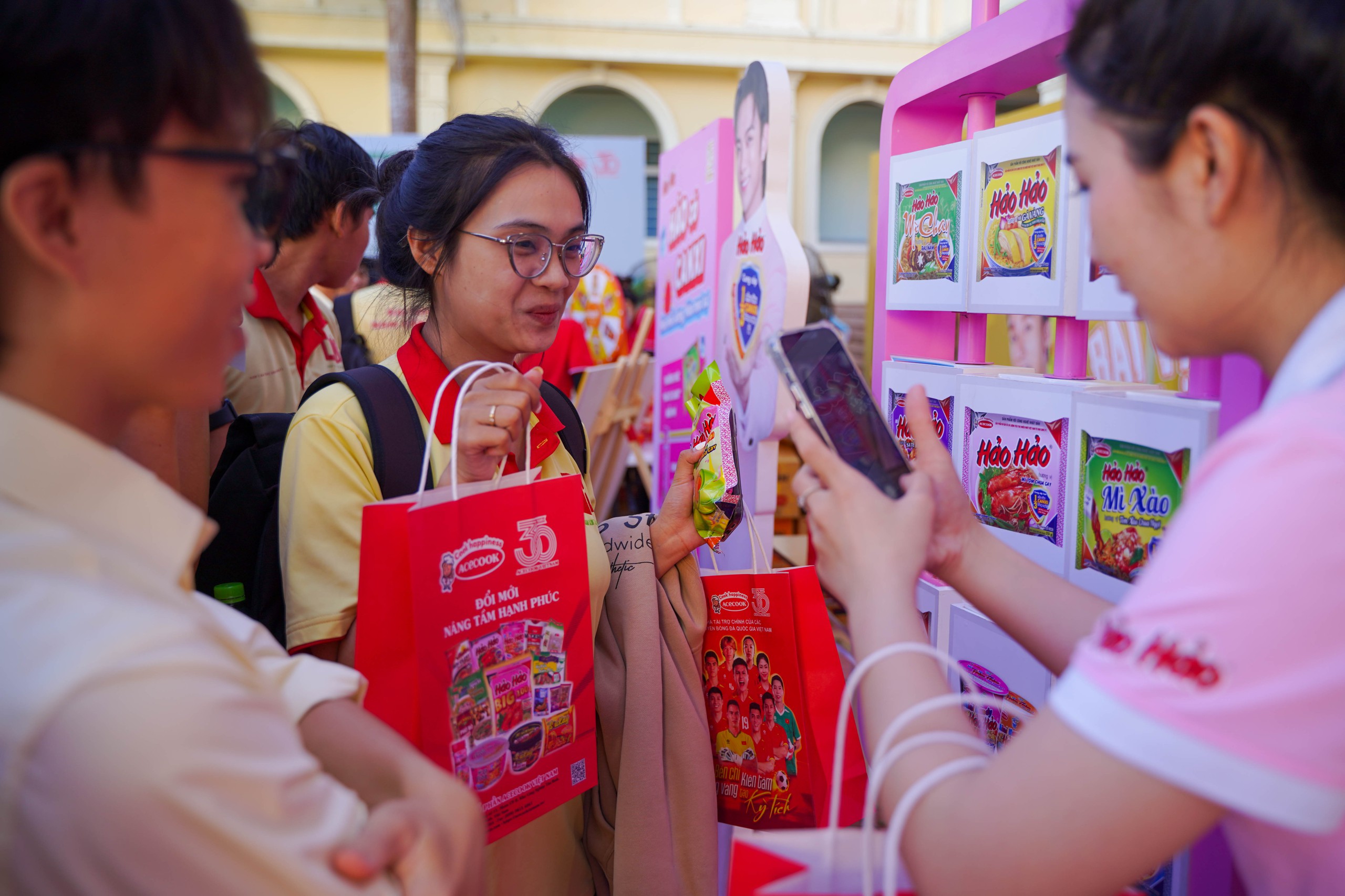 Sinh viên thực hành sống xanh sống khỏe, ấn tượng 'cơn mưa' quà - Ảnh 8.