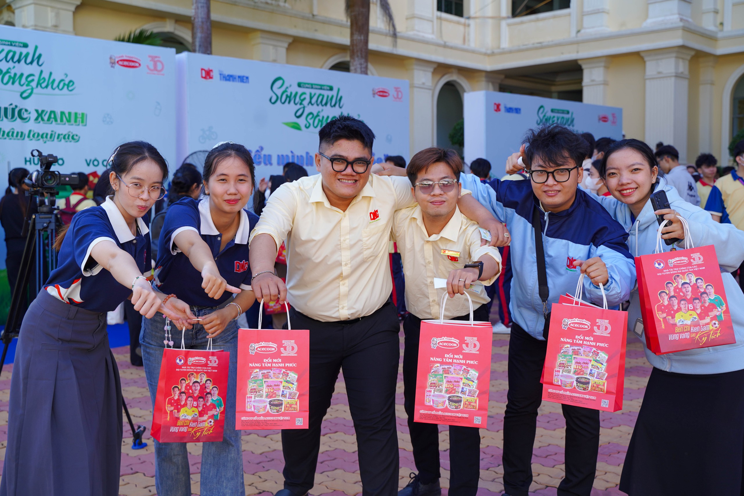 Sinh viên thực hành sống xanh sống khỏe, ấn tượng 'cơn mưa' quà - Ảnh 2.