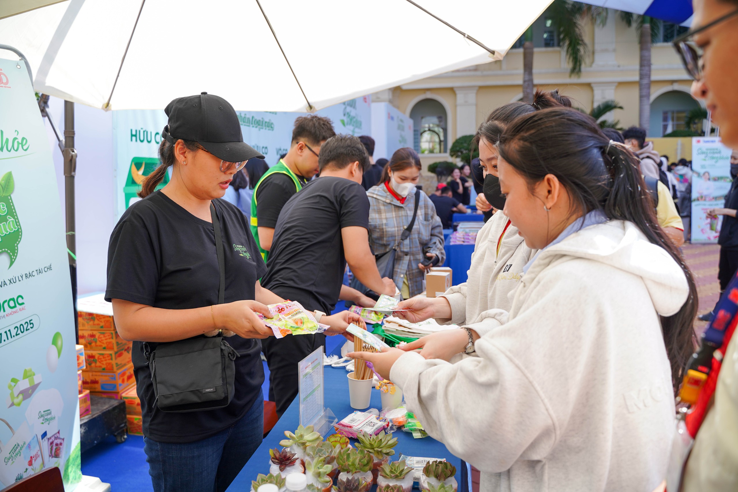Sinh viên thực hành sống xanh sống khỏe, ấn tượng 'cơn mưa' quà - Ảnh 3.