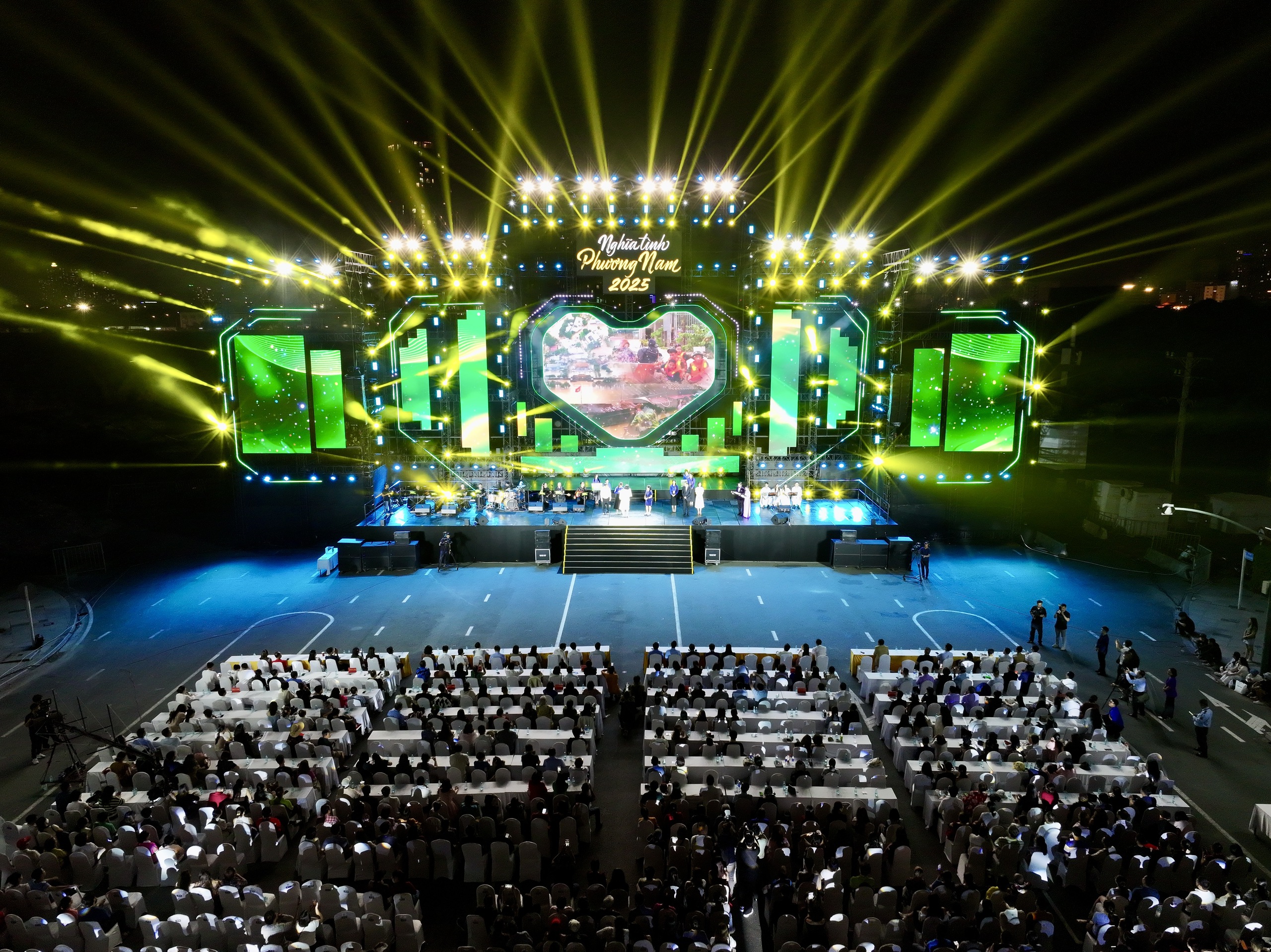 'Nghĩa tình phương Nam' góp hơn 25 tỉ đồng ủng hộ đồng bào miền Trung- Ảnh 4.