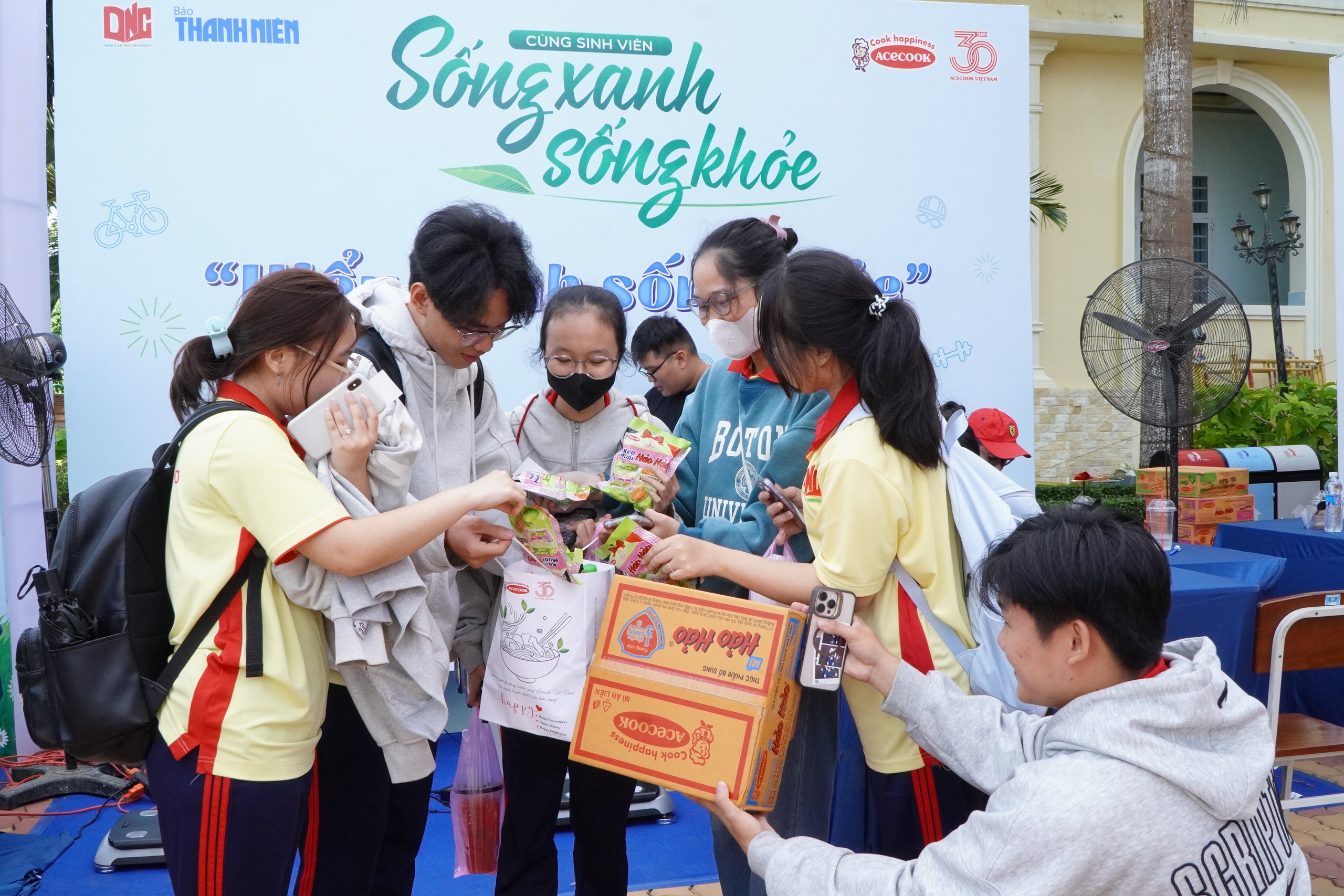 Sinh viên thực hành sống xanh sống khỏe, ấn tượng 'cơn mưa' quà - Ảnh 1.