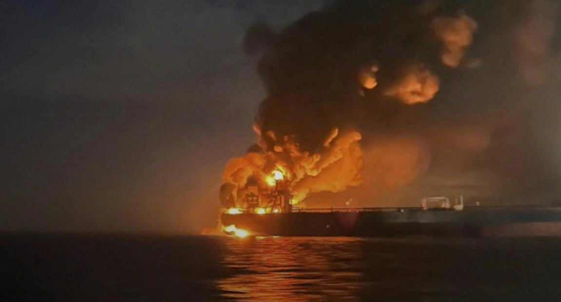 Ukraine tấn c&ocirc;ng hai t&agrave;u chở dầu 'hạm đội b&oacute;ng tối' của Nga ở biển Đen - Ảnh 1.