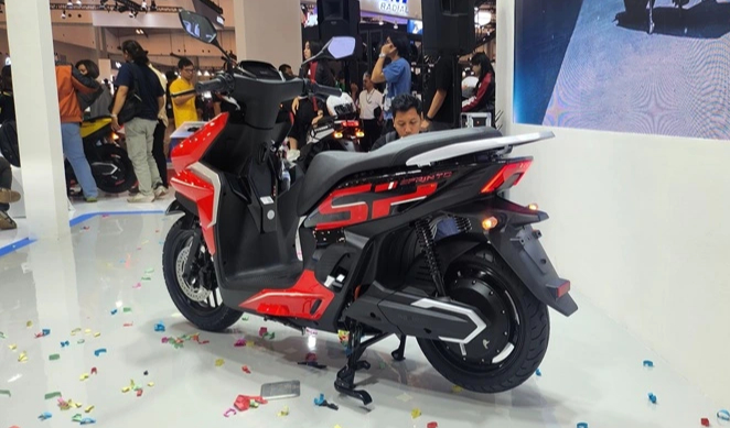 Xe máy điện 'Made in Indonesia' bán gần 500 xe sau 5 ngày, thách thức VinFast - Ảnh 2.