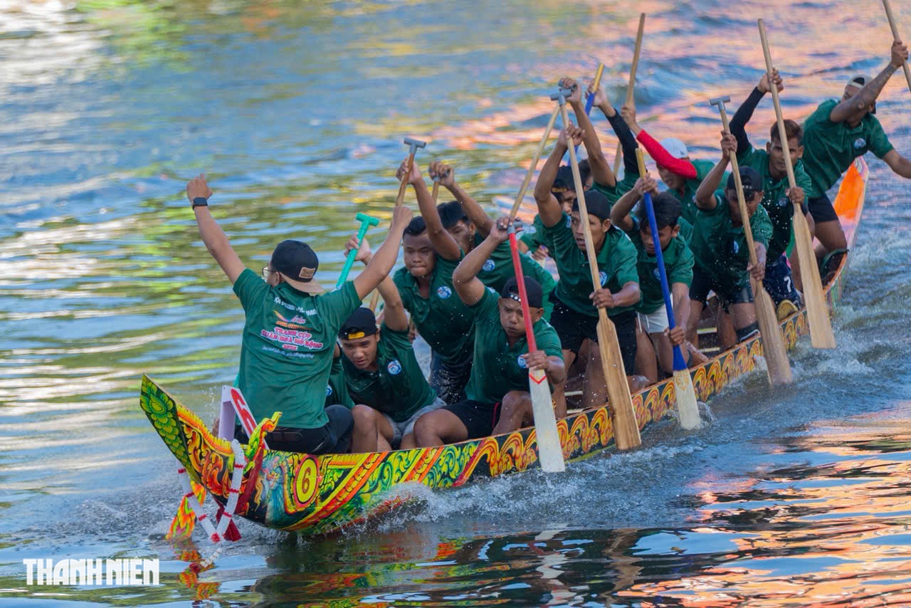 Người dân hào hứng đi xem giải đua ghe ngo   - Ảnh 5.