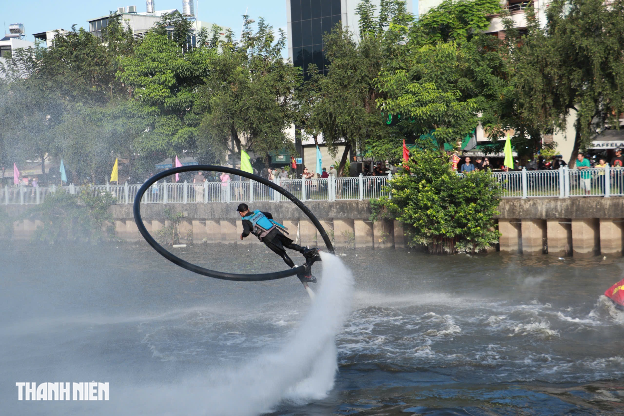 Người dân hào hứng đi xem giải đua ghe ngo   - Ảnh 7.