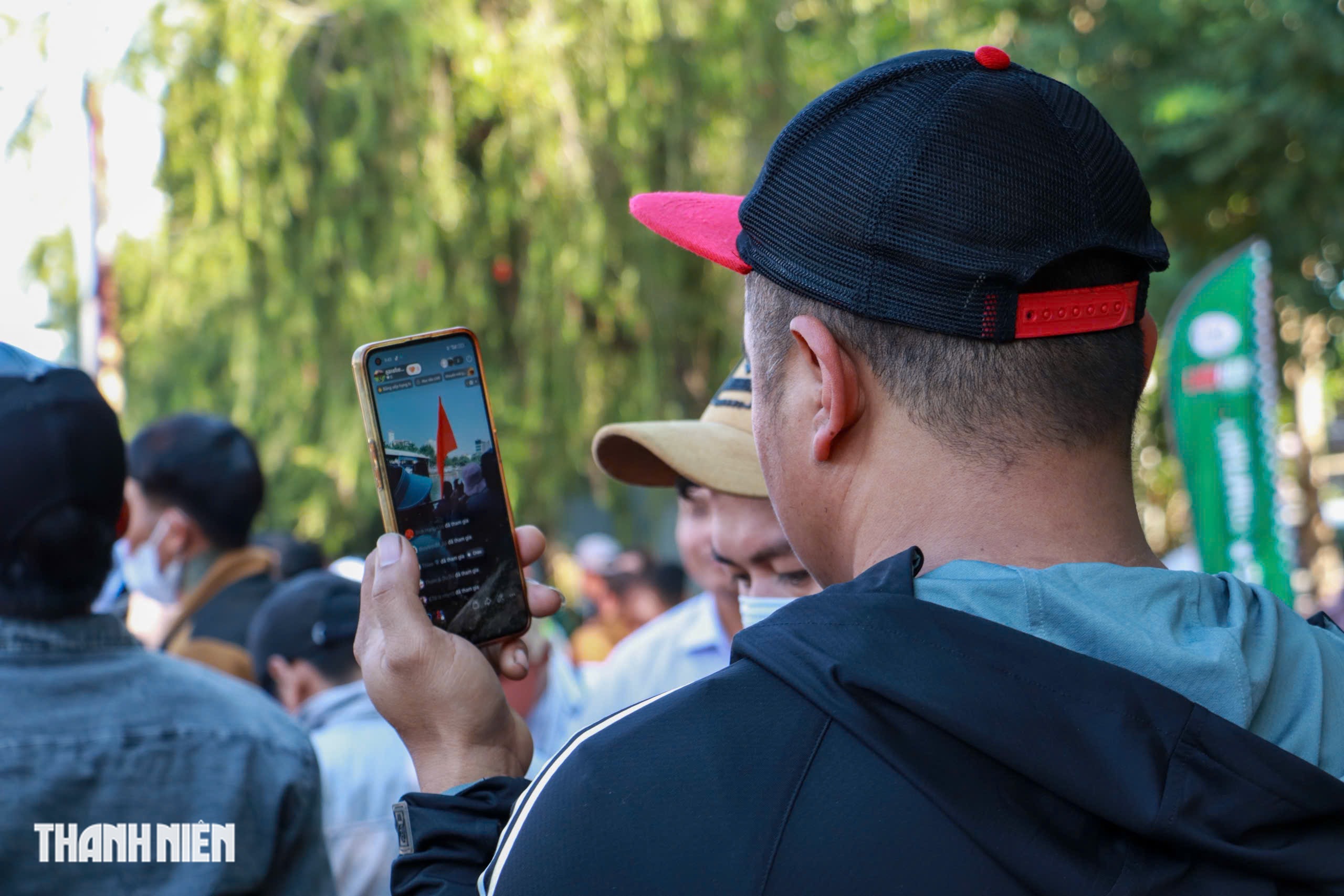 Người dân hào hứng đi xem giải đua ghe ngo   - Ảnh 2.