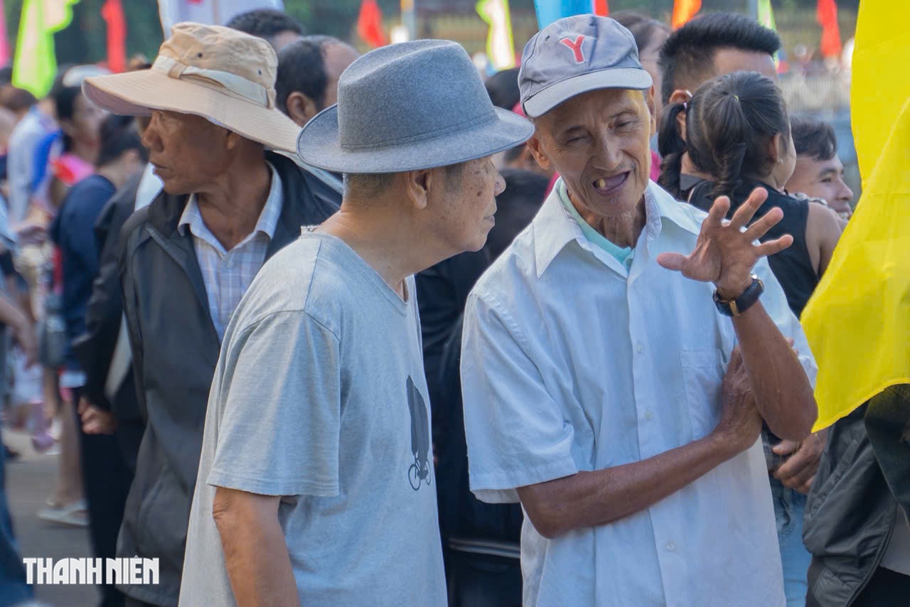 Người dân hào hứng đi xem giải đua ghe ngo   - Ảnh 8.