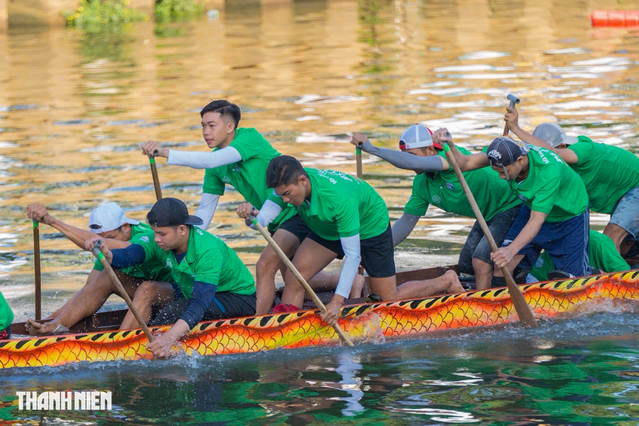 Người dân hào hứng đi xem giải đua ghe ngo   - Ảnh 6.