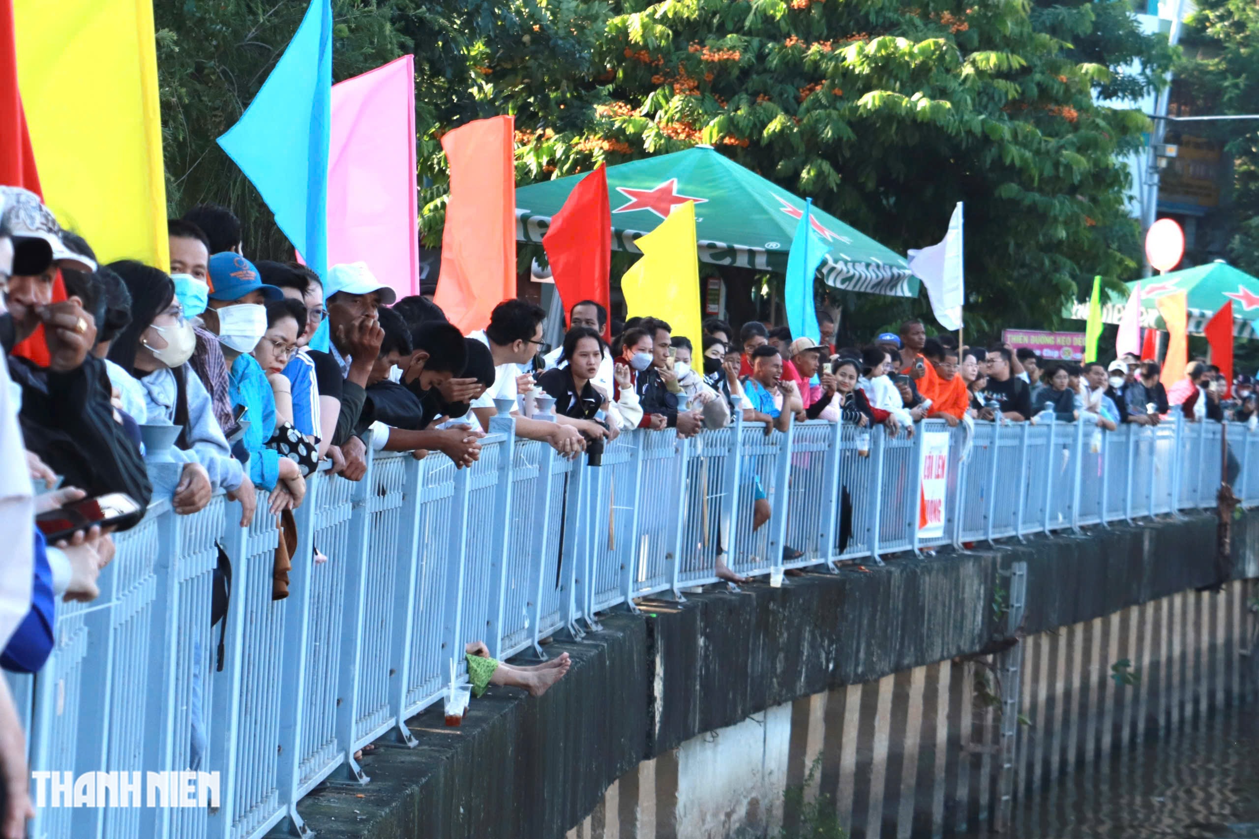 Người dân hào hứng đi xem giải đua ghe ngo   - Ảnh 1.