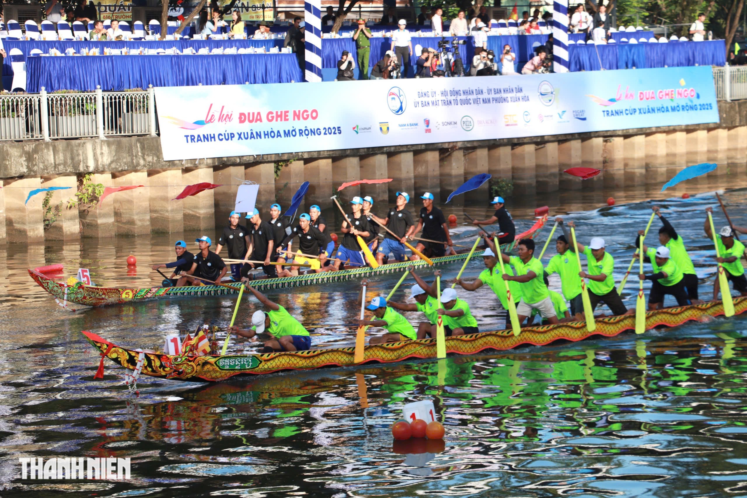 Người dân hào hứng đi xem giải đua ghe ngo   - Ảnh 9.