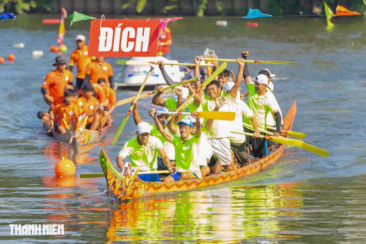 Người dân hào hứng đi xem giải đua ghe ngo   - Ảnh 4.