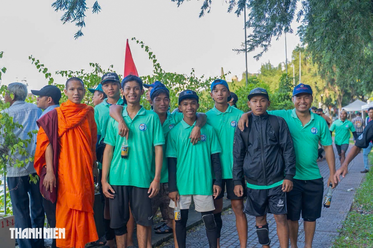 Người dân hào hứng đi xem giải đua ghe ngo   - Ảnh 3.