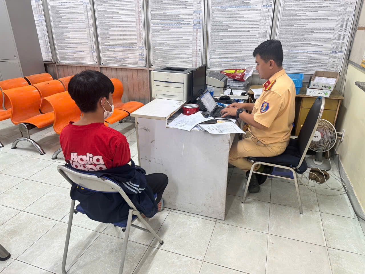 Clip học sinh chạy xe độ, che biển số: CSGT TP.HCM phạt cả học sinh lẫn chủ xe- Ảnh 3. Clip học sinh chạy xe độ, che biển số: CSGT TP.HCM phạt cả học sinh lẫn chủ xe- Ảnh 3.