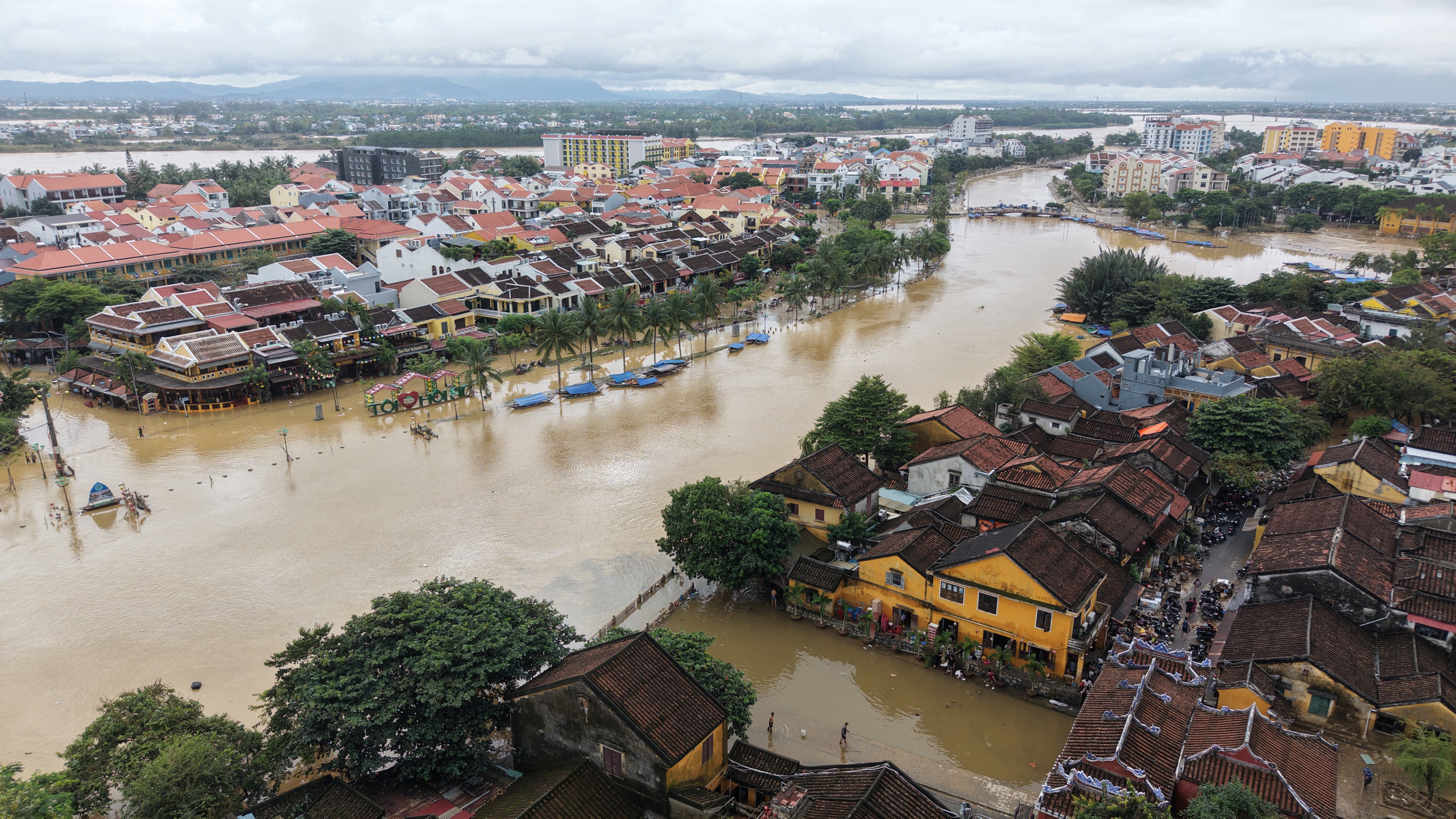 Gỡ nút thắt cấp cứu nhà cổ chờ sập ở Hội An- Ảnh 1. Gỡ nút thắt cấp cứu nhà cổ chờ sập ở Hội An- Ảnh 1.
