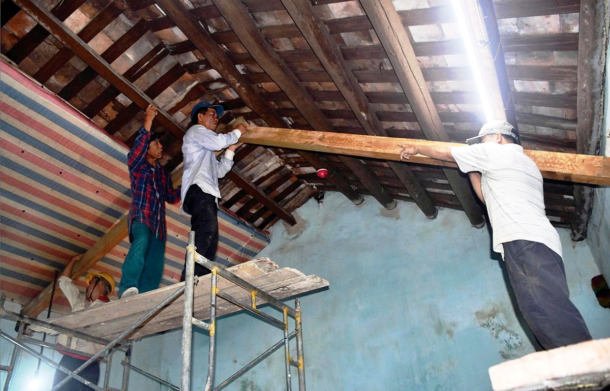 Gỡ nút thắt cấp cứu nhà cổ chờ sập ở Hội An- Ảnh 3. Gỡ nút thắt cấp cứu nhà cổ chờ sập ở Hội An- Ảnh 3.