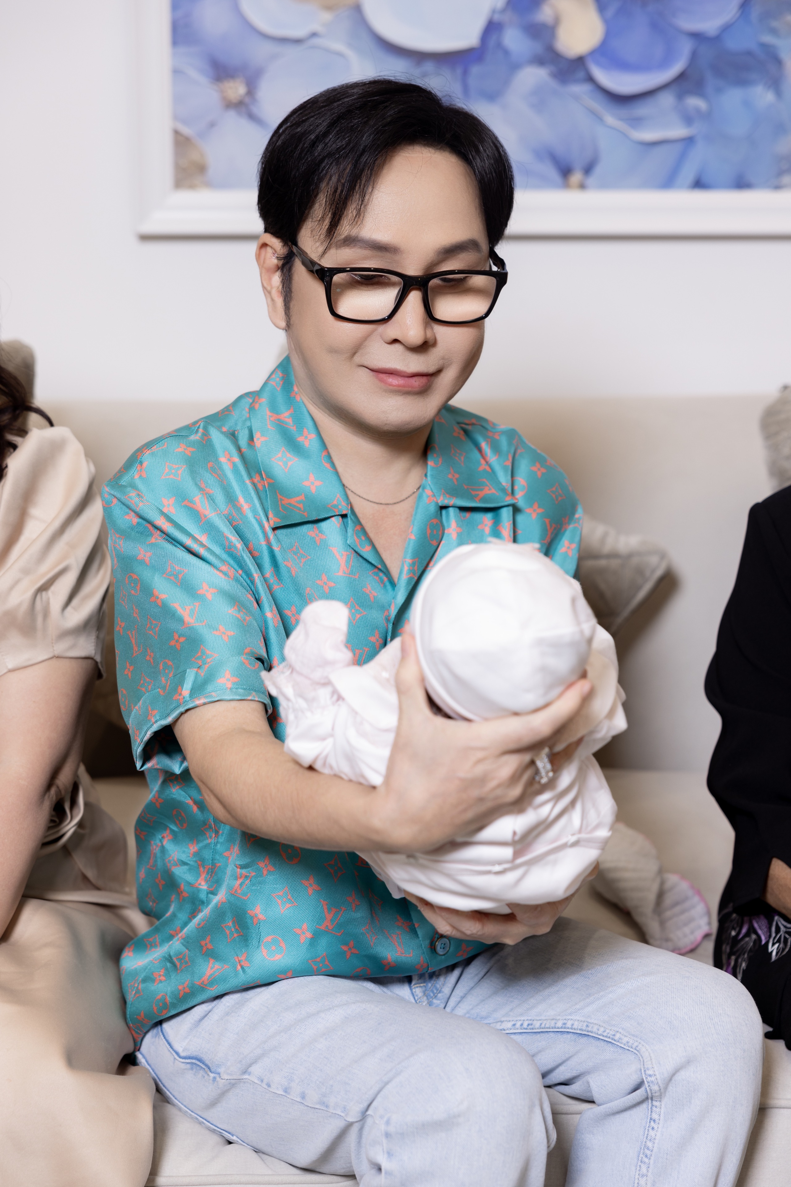 NSƯT Phượng Hằng trổ tài hát vọng cổ dài hơi mừng đầy tháng con Vũ Luân - Ảnh 2.