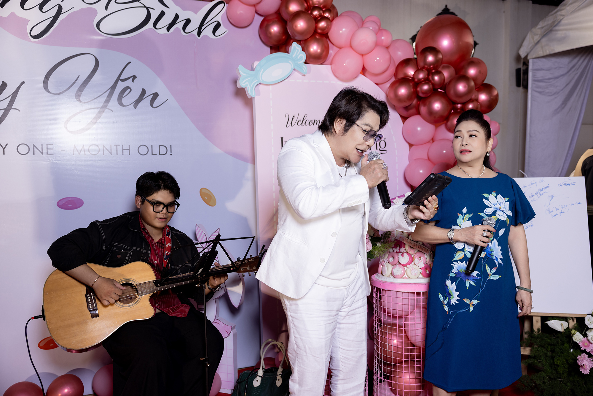 NSƯT Phượng Hằng trổ tài hát vọng cổ dài hơi mừng đầy tháng con Vũ Luân - Ảnh 3.