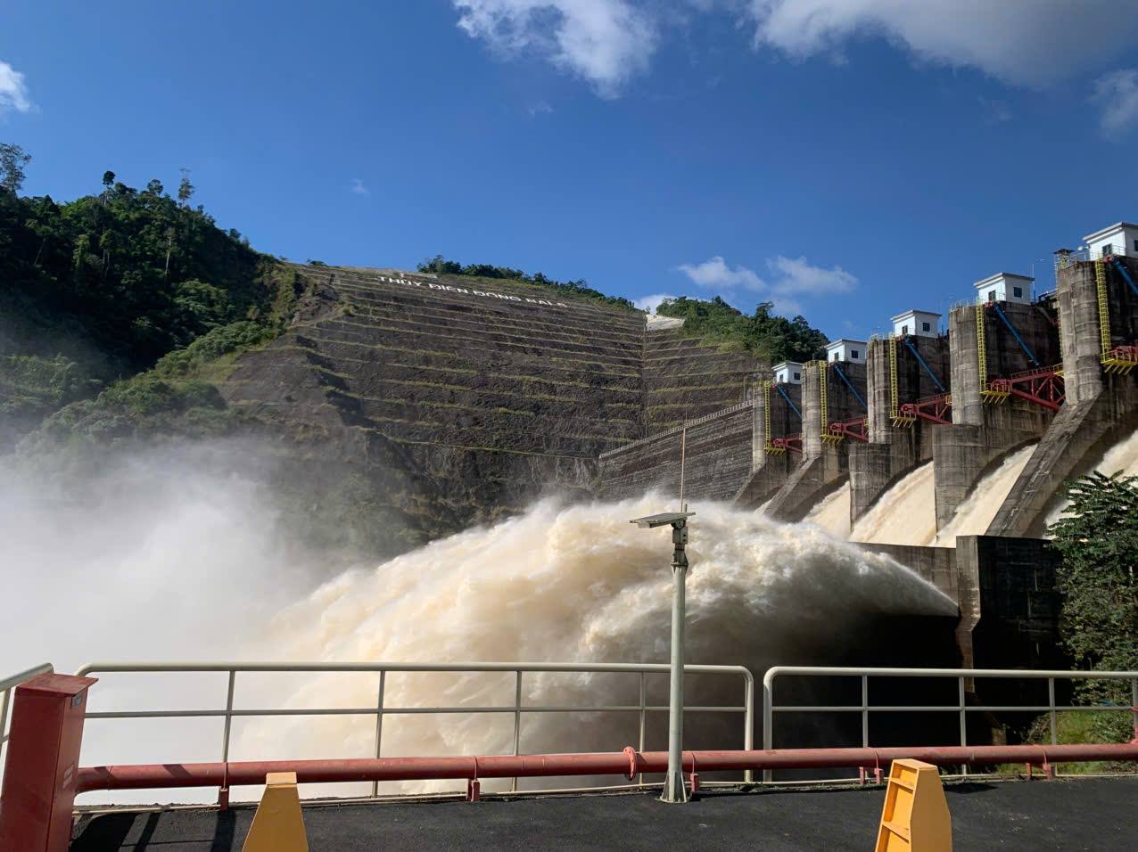 Vụ thủy điện Đồng Nai 5 xả tràn gây thiệt hại: Ai phải chịu trách nhiệm?- Ảnh 1.