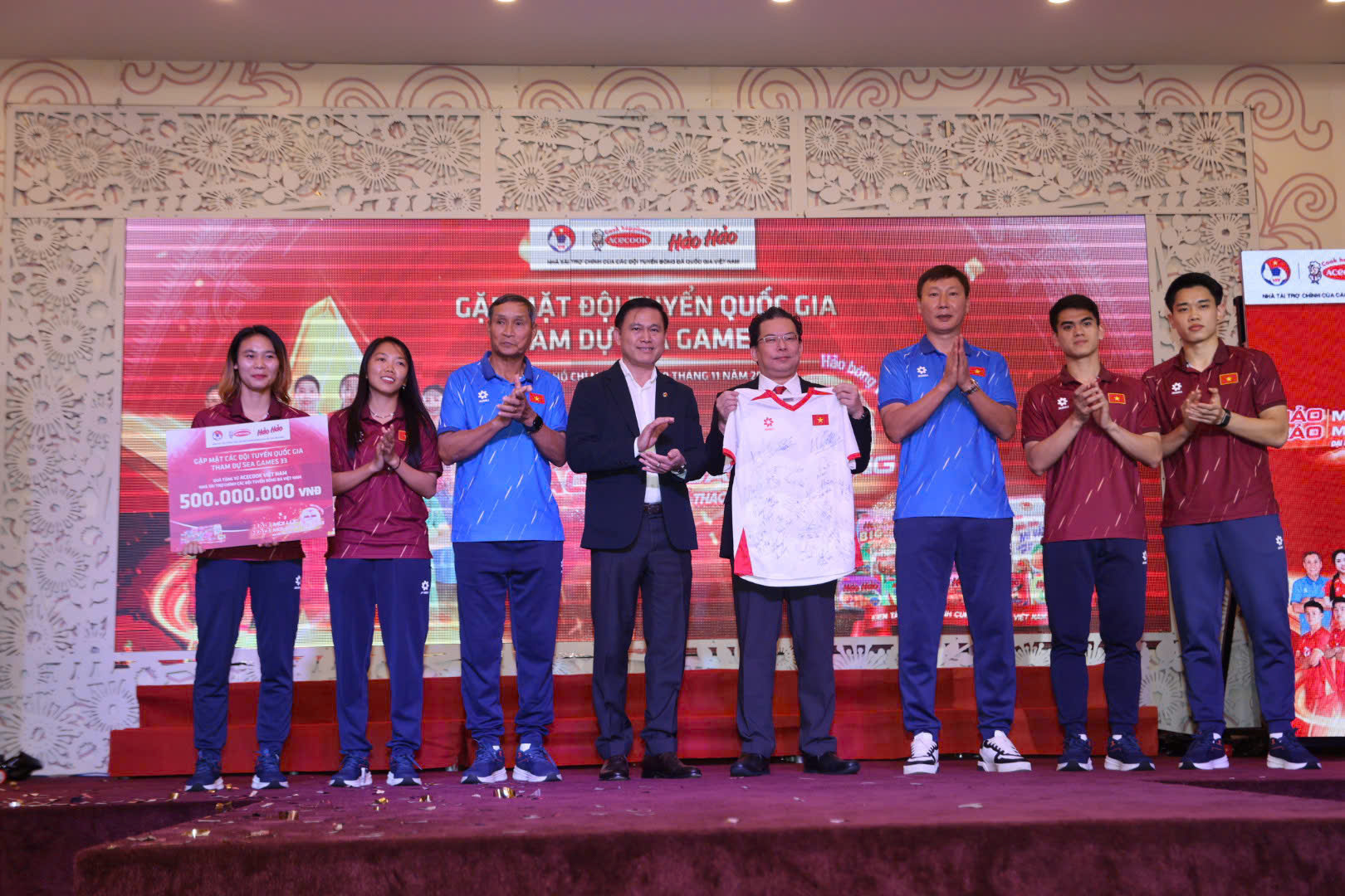 Đội tuyển nữ Việt Nam và U.23 Việt Nam nhận cú hích lớn nửa tỉ đồng, có nghĩa cử đẹp...- Ảnh 1.