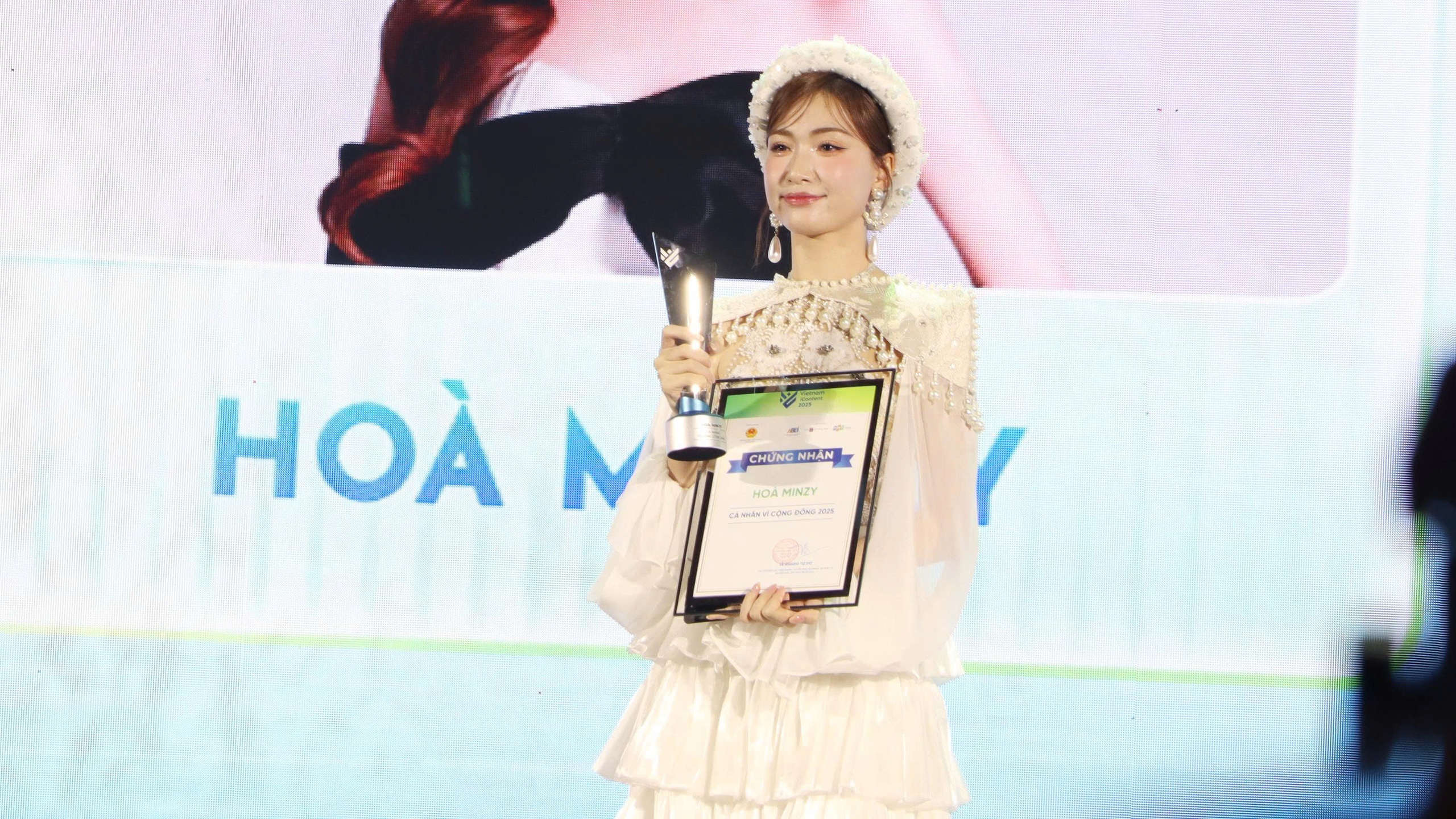 
'Vượt mặt' Phương Mỹ Chi, H&ograve;a Minzy bật kh&oacute;c v&igrave; 'lập c&uacute; đ&uacute;p' giải thưởng- Ảnh 1.