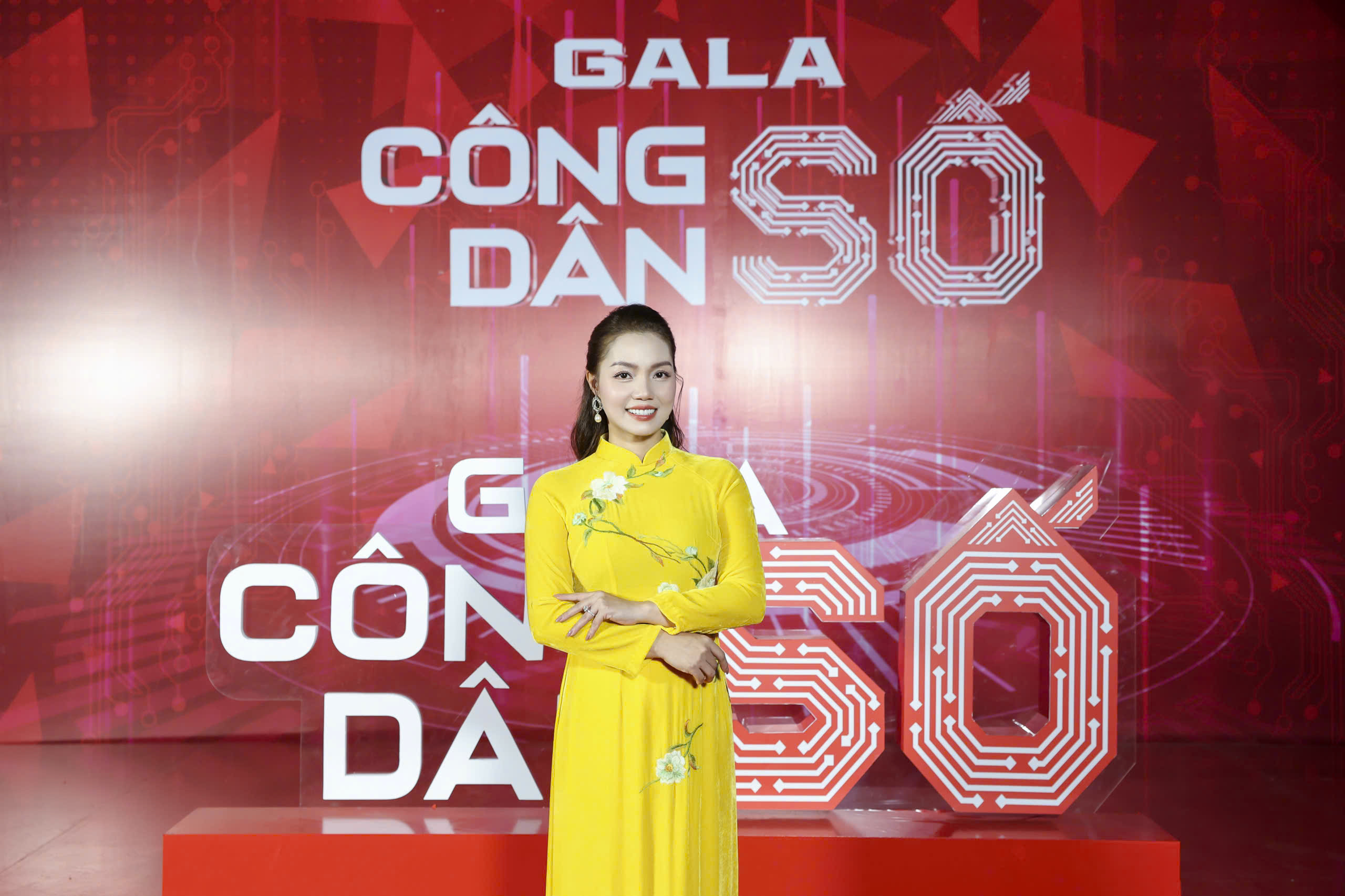 'Sao mai' Nguyễn Ngọc Anh 'đọ giọng' với chồng trẻ- Ảnh 3.