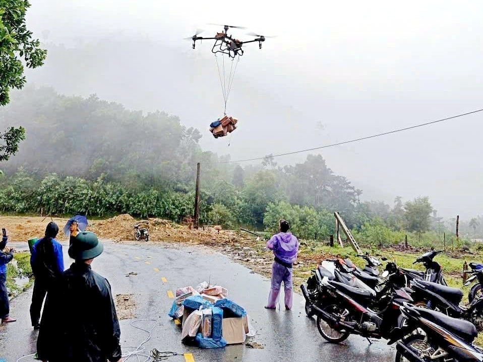 Bộ đội vượt lũ xây nhà mới giúp dân vùng lũ Đà Nẵng Hồi sinh tổ ấm - Ảnh 3.