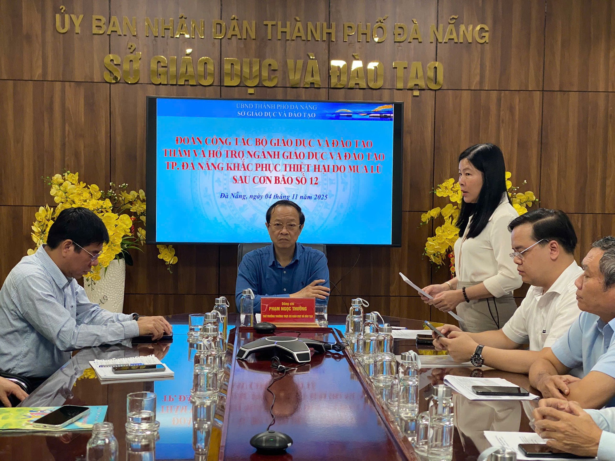 Giáo viên vùng rốn lũ Đà Nẵng gian nan dọn bùn: 'Nhớ học sinh lắm rồi!'- Ảnh 5.