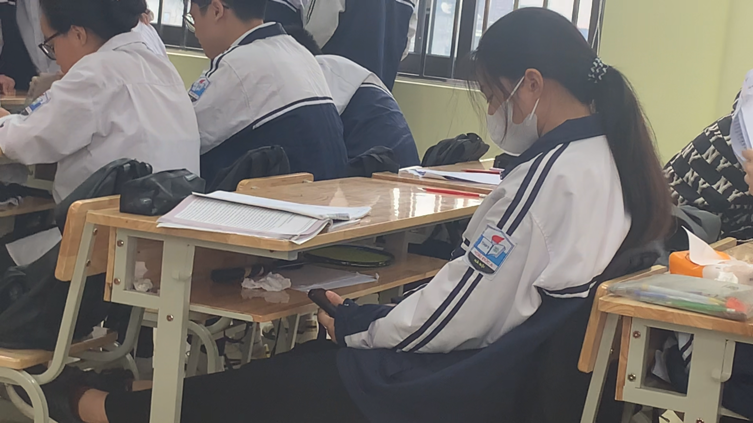 Siết chặt sử dụng điện thoại ở Hà Nội: Học sinh vừa đồng tình vừa băn khoăn- Ảnh 1.