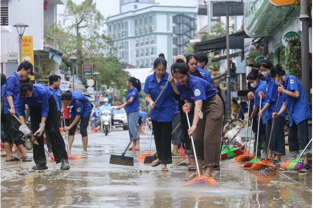 Thanh niên tình nguyện sát cánh cùng người dân vùng lũ miền Trung - Ảnh 15.
