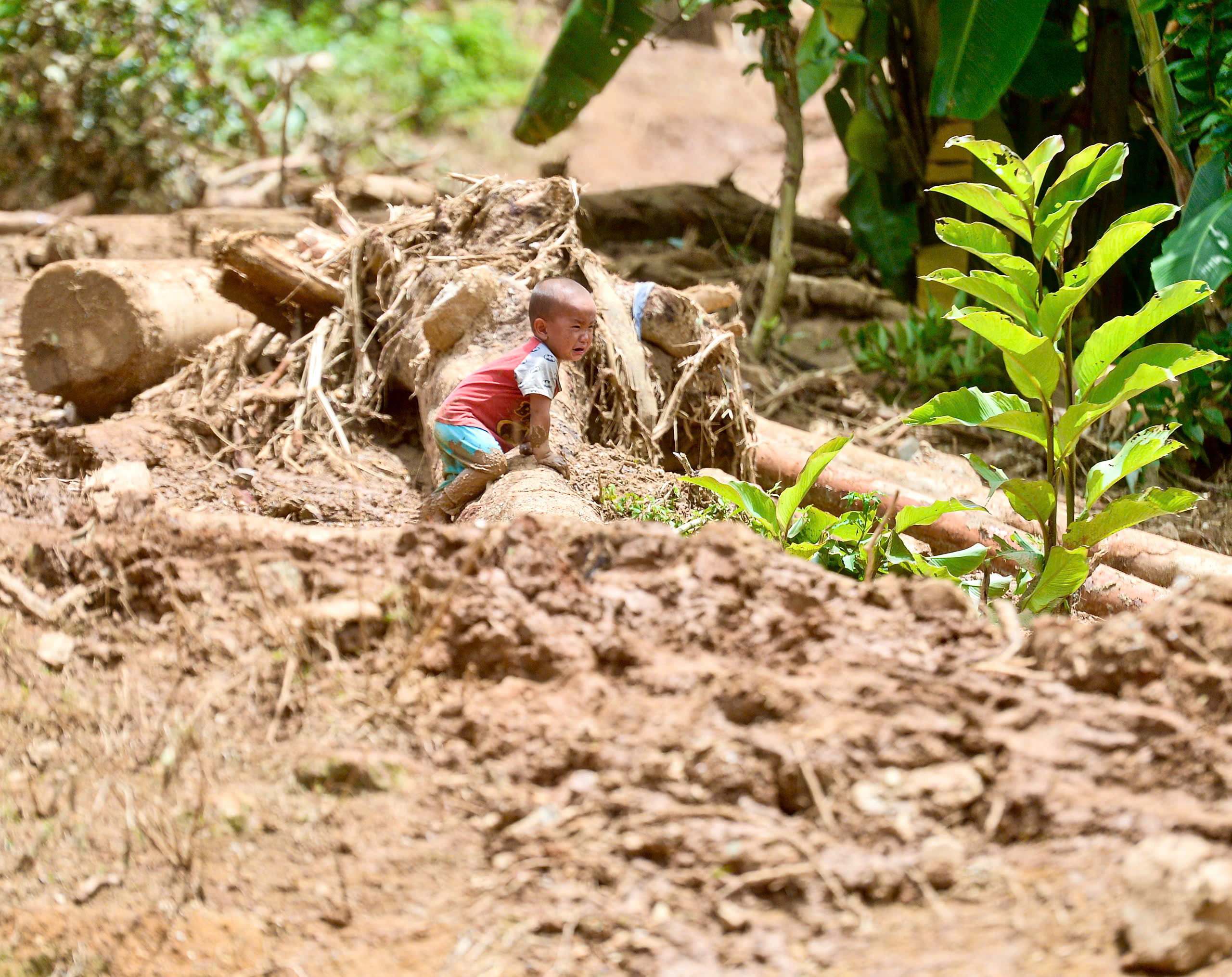 Ám ảnh những vết cào 'nuốt chửng' ngôi làng nhỏ ở Điện Biên - Ảnh 2.