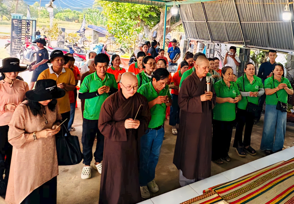 Nước mắt tiễn đưa cô học trò 13 tuổi ra đi sau vụ vỡ hồ chứa nước - Ảnh 1.