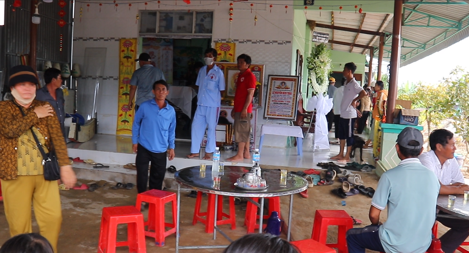 Nước mắt tiễn đưa cô học trò 13 tuổi ra đi sau vụ vỡ hồ chứa nước - Ảnh 2.