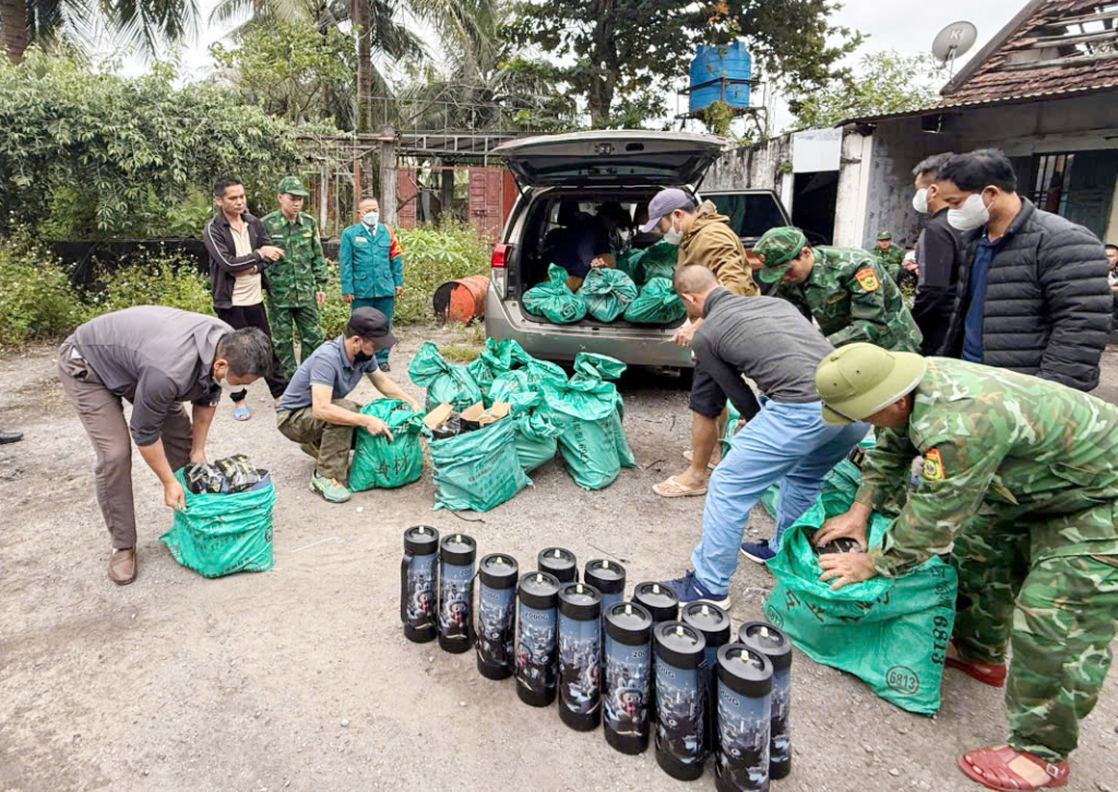 Điều tra đường dây đưa khí cười từ biên giới vào nội địa - Ảnh 2.