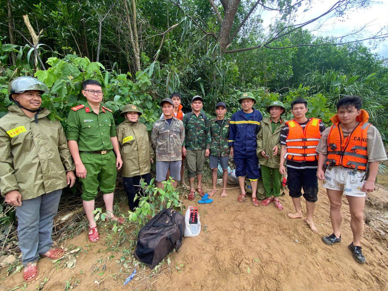 Quảng Trị cứu hộ 3 người mắc kẹt trong rừng tràm do lũ lớn - Ảnh 1. Quảng Trị cứu hộ 3 người mắc kẹt trong rừng tràm do lũ lớn - Ảnh 1.