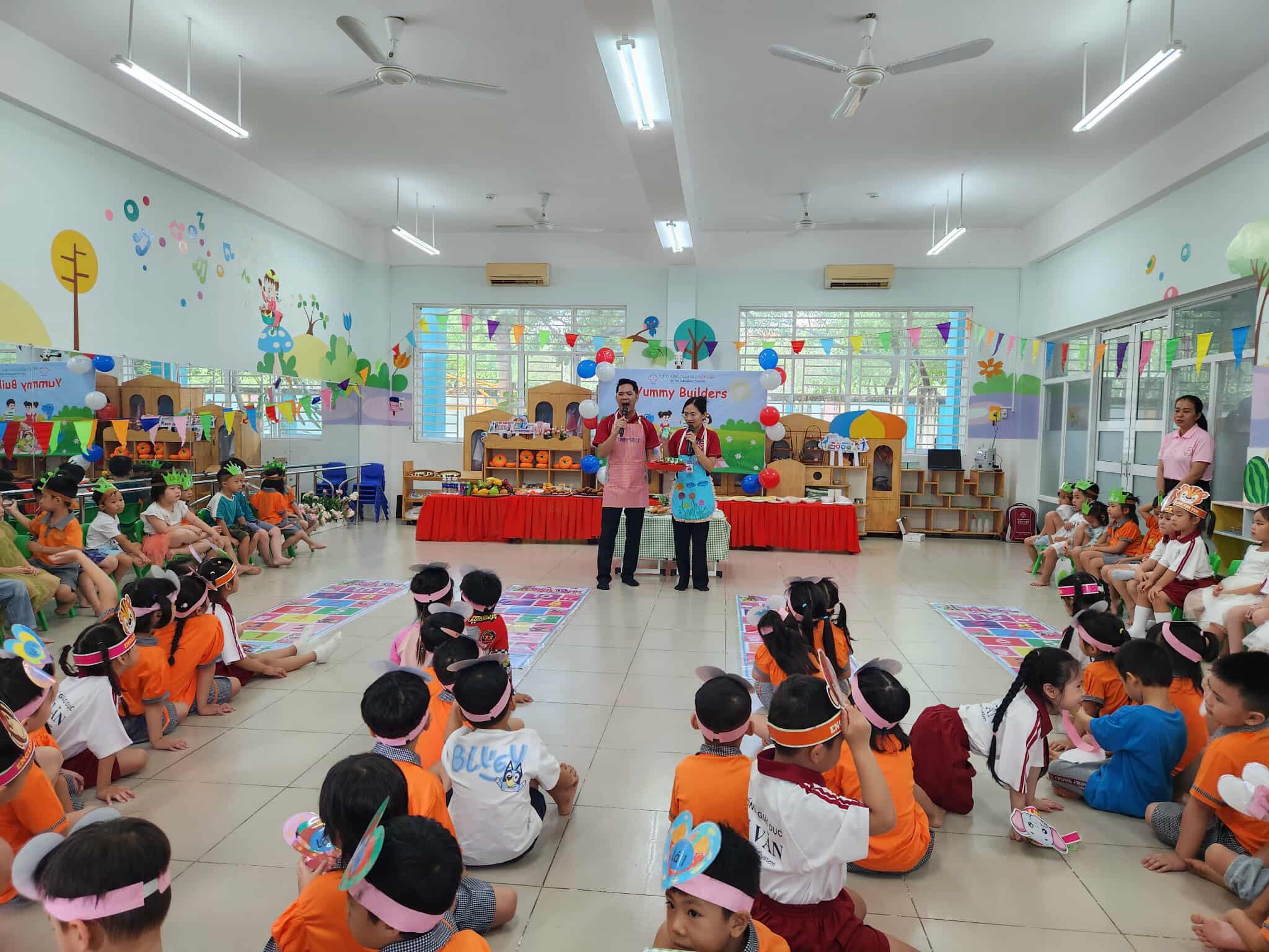 'Trẻ mẫu giáo làm quen tiếng Anh, nhưng phải giữ vững tiếng mẹ đẻ' - Ảnh 2.