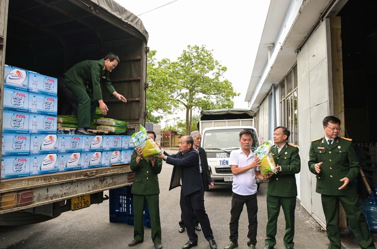 Petrovietnam vượt mưa lũ trực tiếp hỗ trợ đồng bào miền Trung - Ảnh 1.