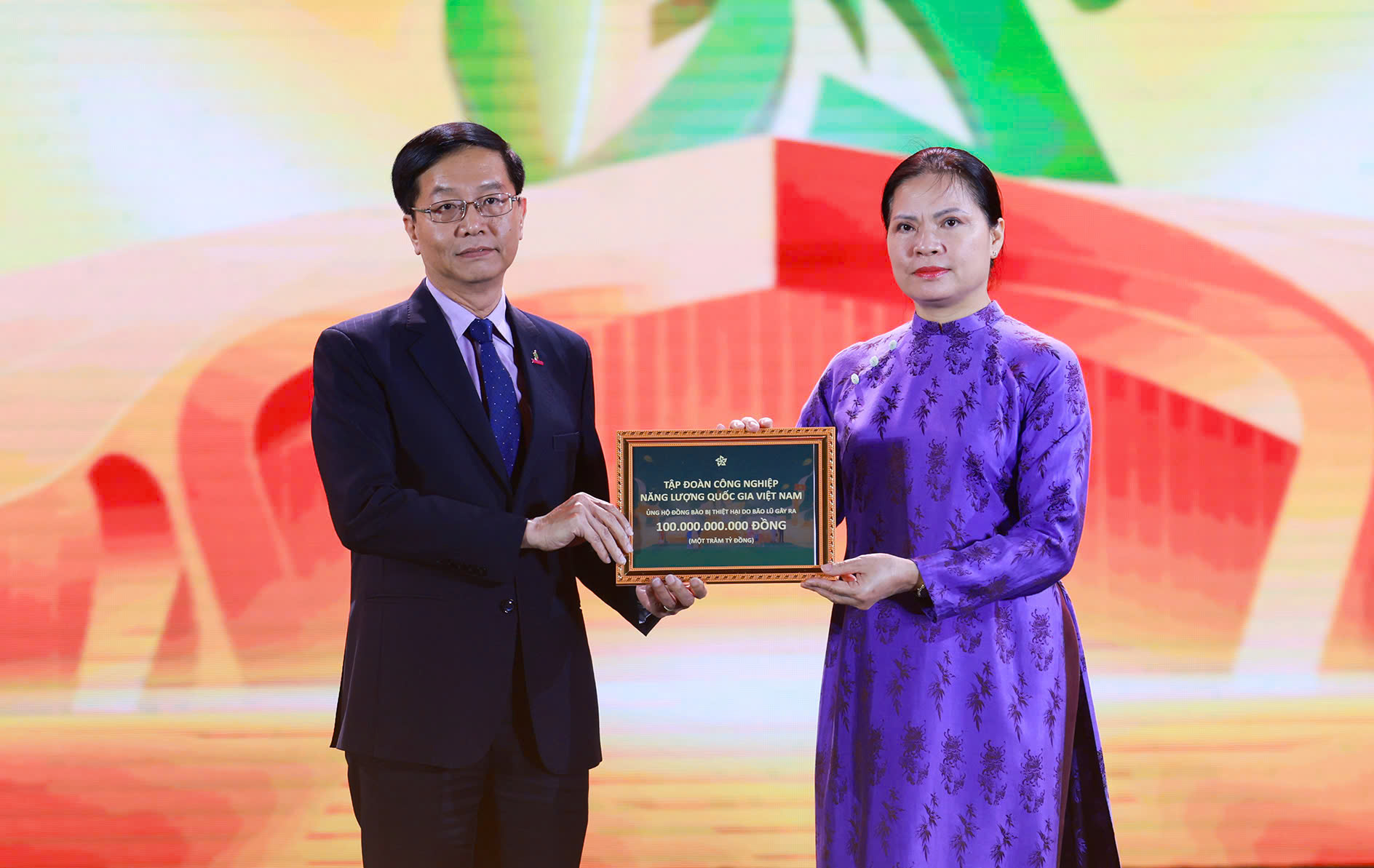 Petrovietnam vượt mưa lũ trực tiếp hỗ trợ đồng bào miền Trung - Ảnh 4.