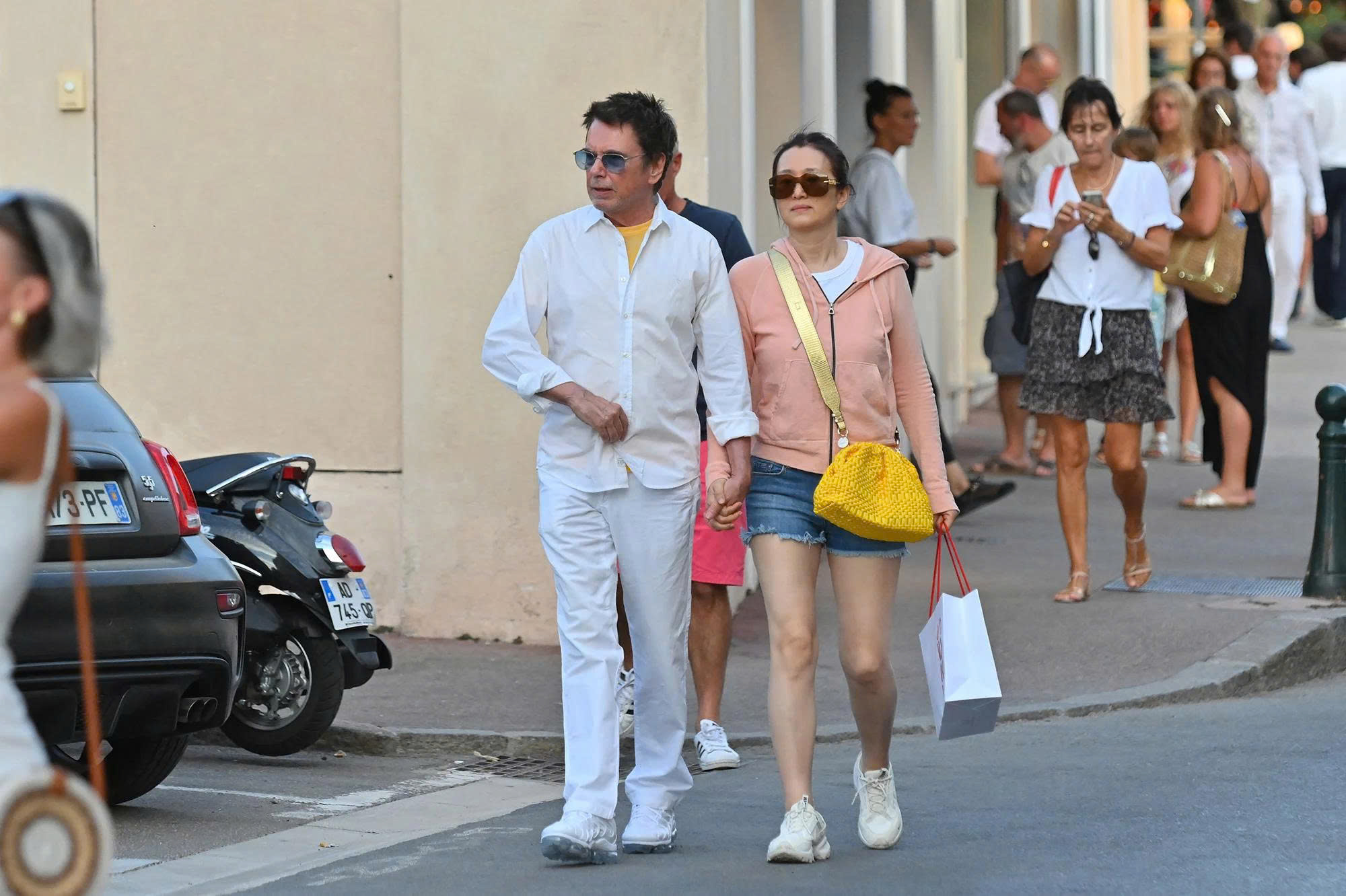 Hôn nhân kín tiếng của Củng Lợi với chồng hơn 17 tuổi - Ảnh 2.