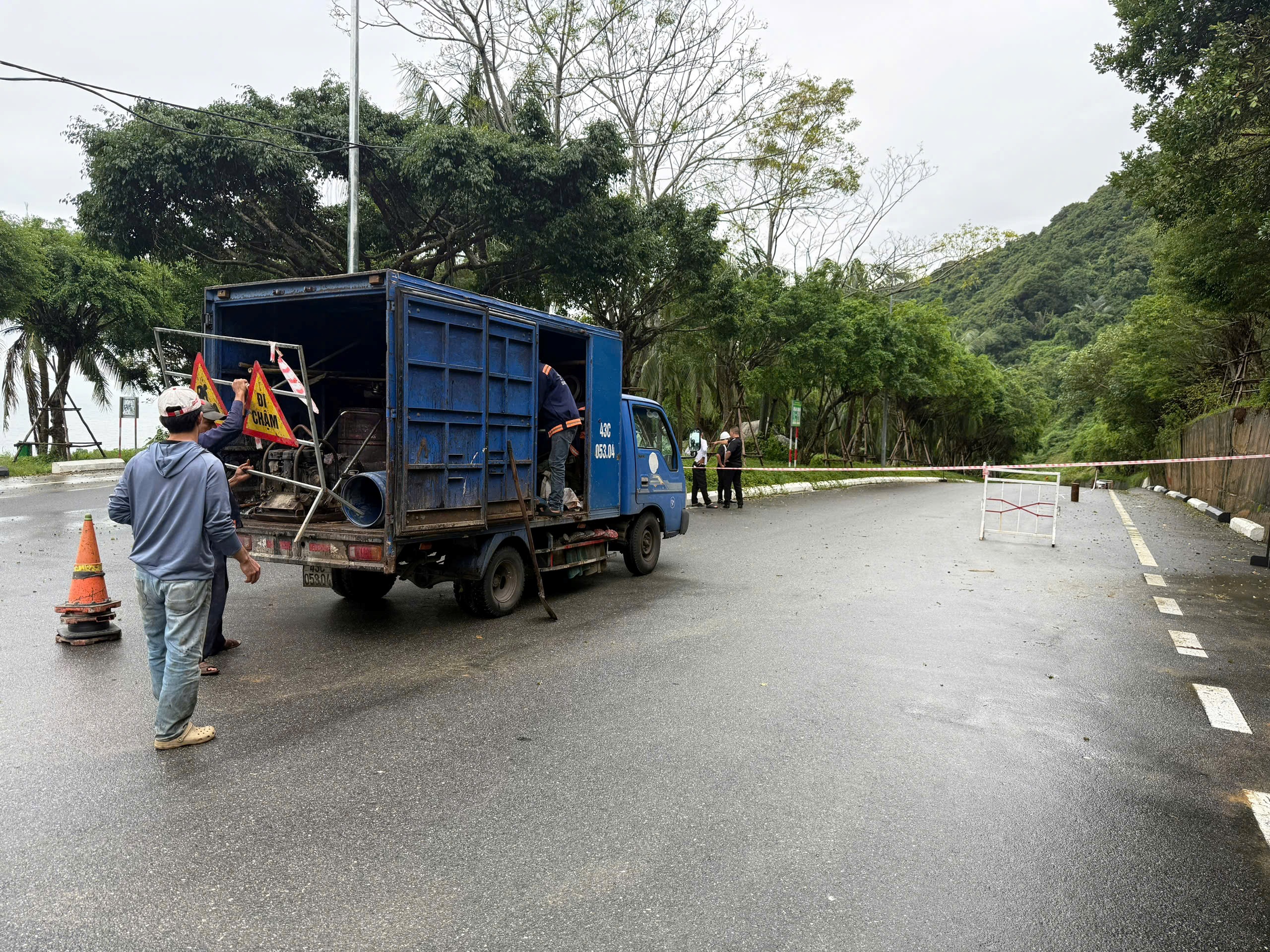 Đá lớn tràn ra mặt đường, tạm dừng tham quan ở bán đảo Sơn Trà- Ảnh 4. Đá lớn tràn ra mặt đường, tạm dừng tham quan ở bán đảo Sơn Trà- Ảnh 4.