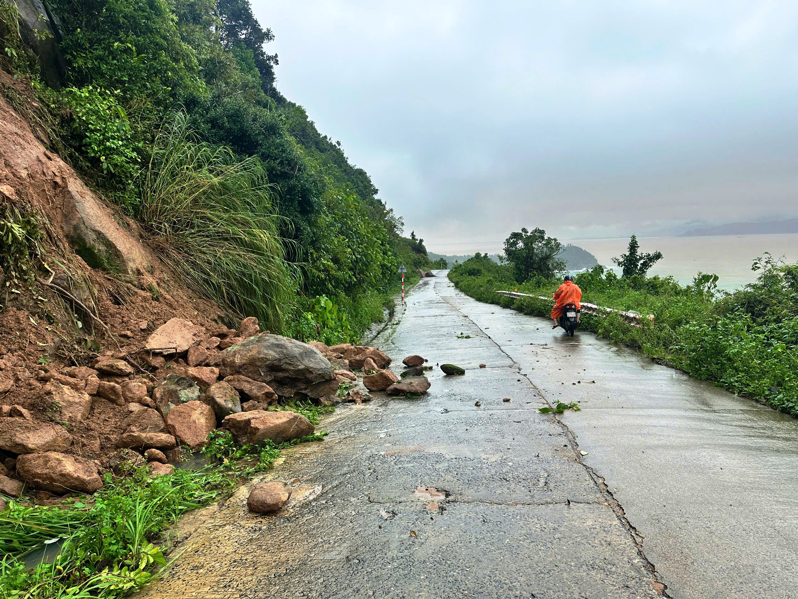 Đá lớn tràn ra mặt đường, tạm dừng tham quan ở bán đảo Sơn Trà- Ảnh 2. Đá lớn tràn ra mặt đường, tạm dừng tham quan ở bán đảo Sơn Trà- Ảnh 2.