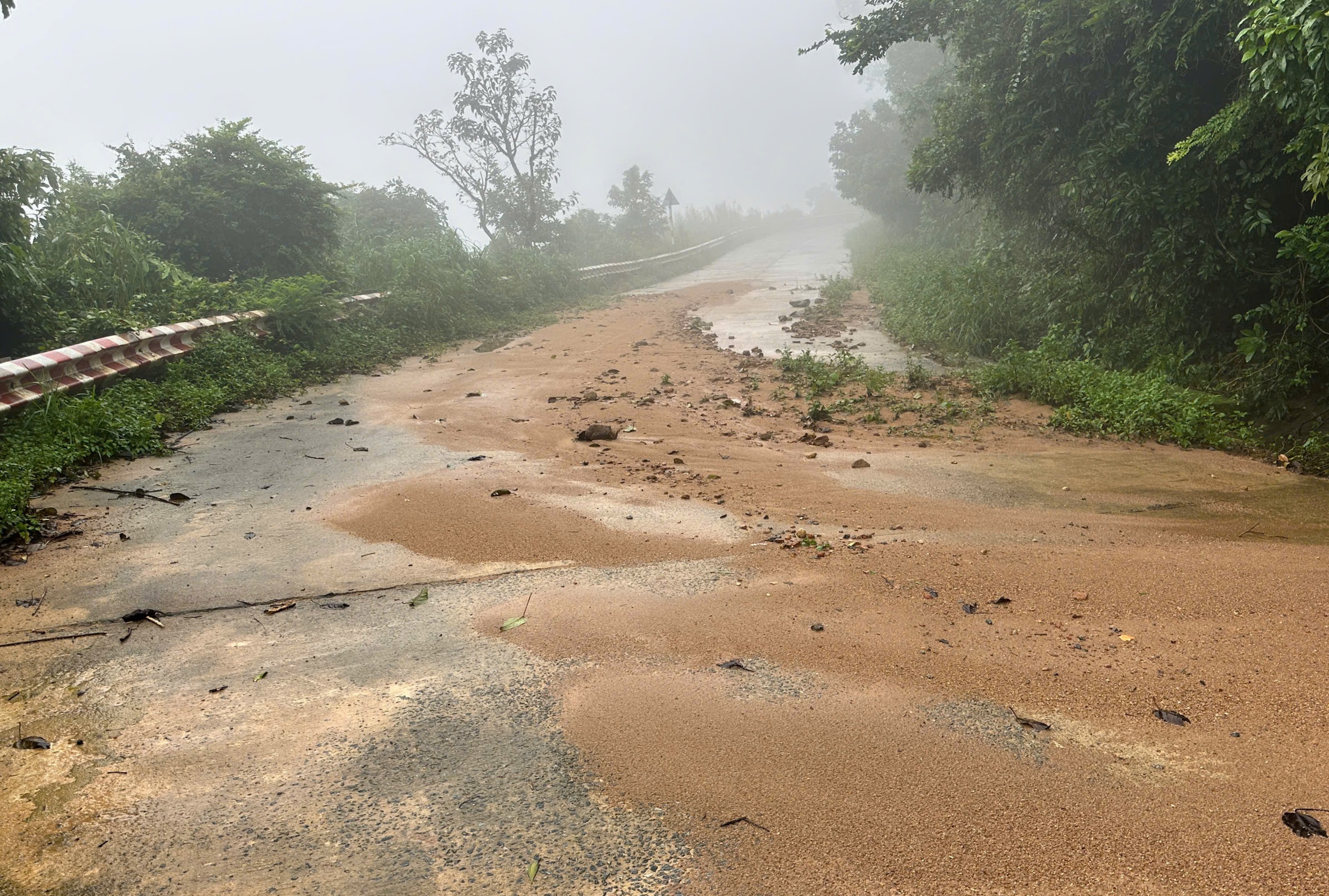 Đá lớn tràn ra mặt đường, tạm dừng tham quan ở bán đảo Sơn Trà- Ảnh 3. Đá lớn tràn ra mặt đường, tạm dừng tham quan ở bán đảo Sơn Trà- Ảnh 3.