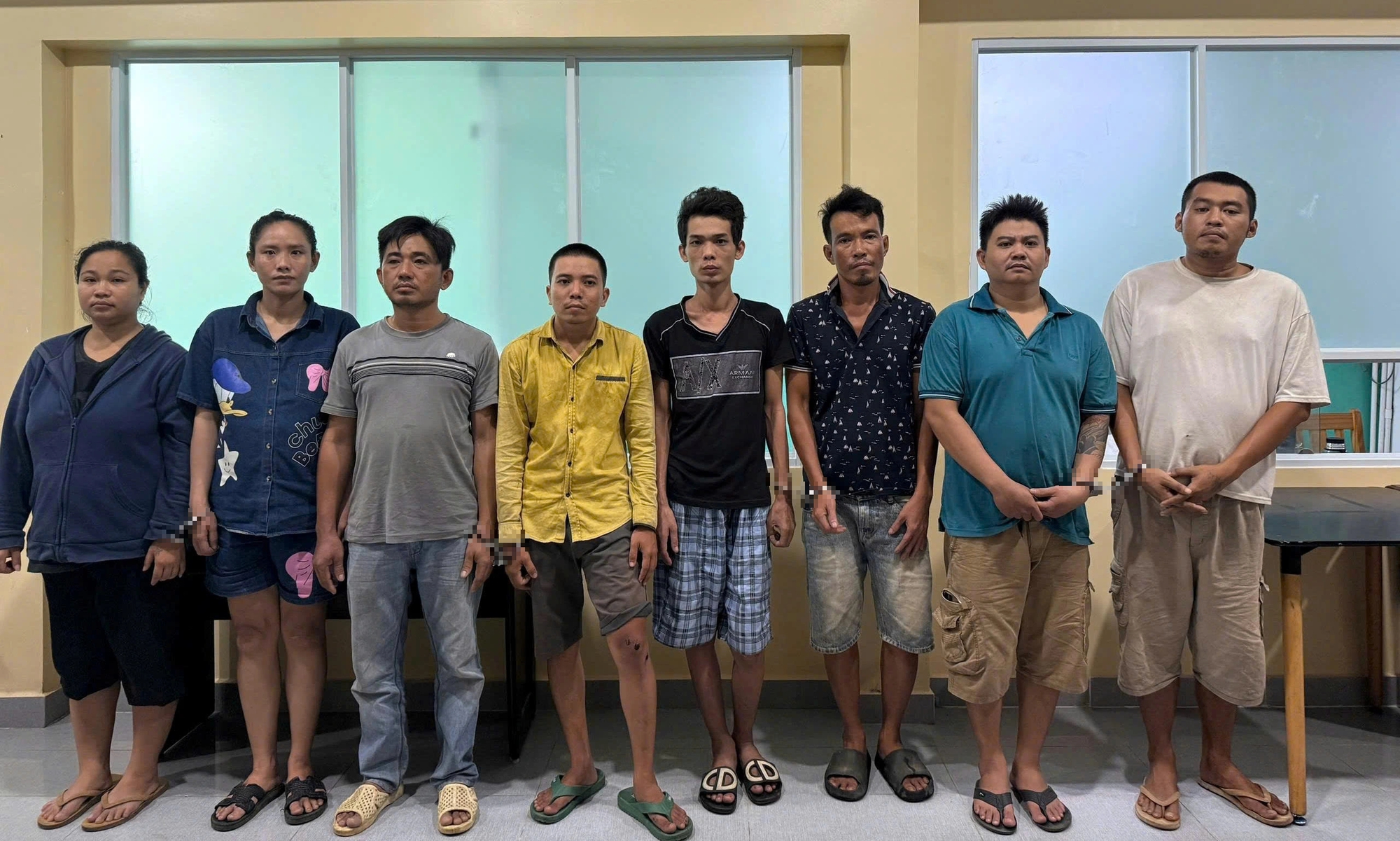 Bắt 8 người liên quan đến mua bán và sử dụng ma túy tại TP . HCM - Ảnh 1. Bắt 8 người liên quan đến mua bán và sử dụng ma túy tại TP . HCM - Ảnh 1.