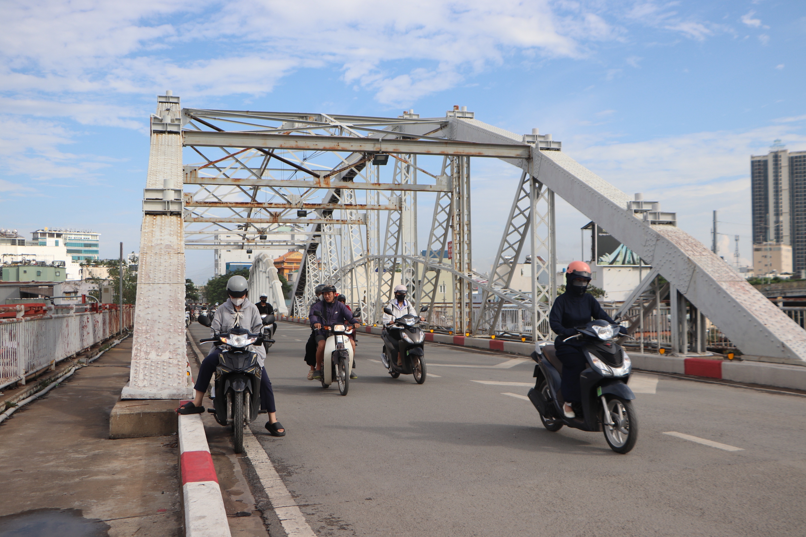 Cấm nhiều loại xe lên cầu Tân Thuận 1 từ ngày mai, người dân TP.HCM lưu ý  - Ảnh 1.