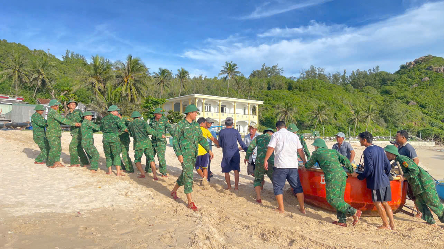 Kích hoạt trực chiến 24/24 ứng phó bão Kalmaegi ở Gia Lai - Ảnh 1.