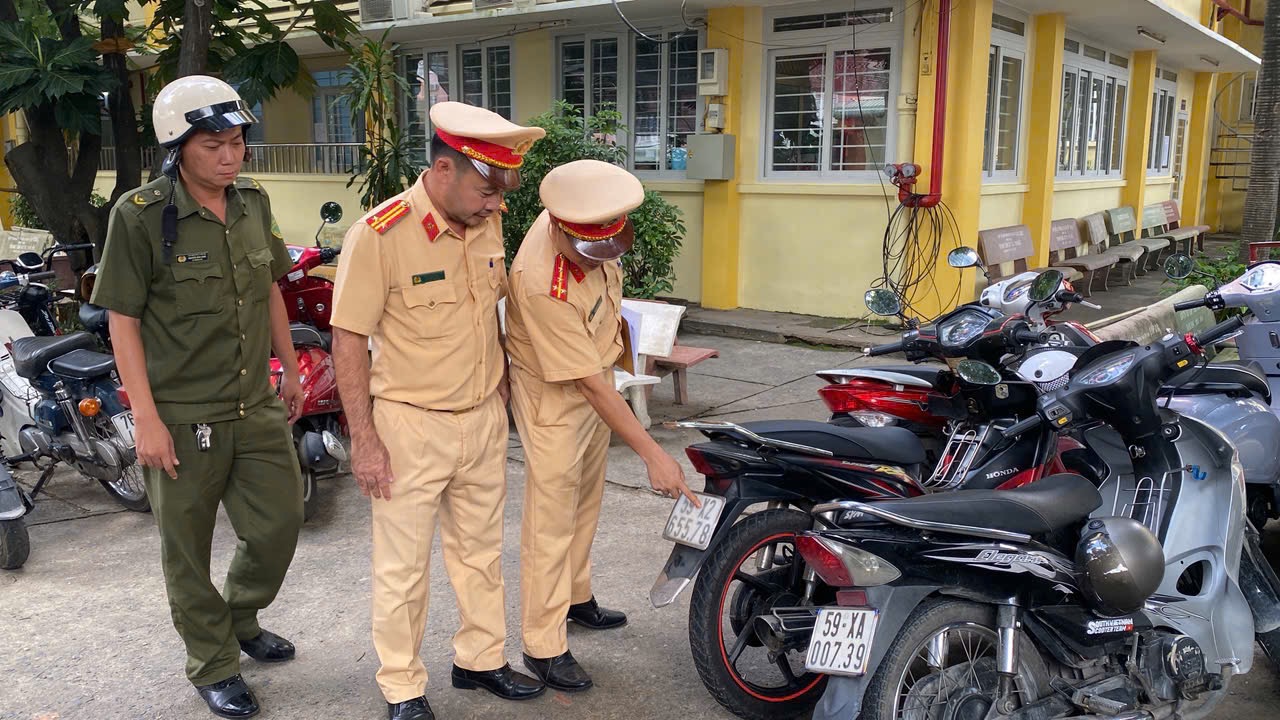 CSGT TP.HCM bất ngờ kiểm tra bãi xe trường học, nhiều học sinh, phụ huynh bị phạt - Ảnh 3.