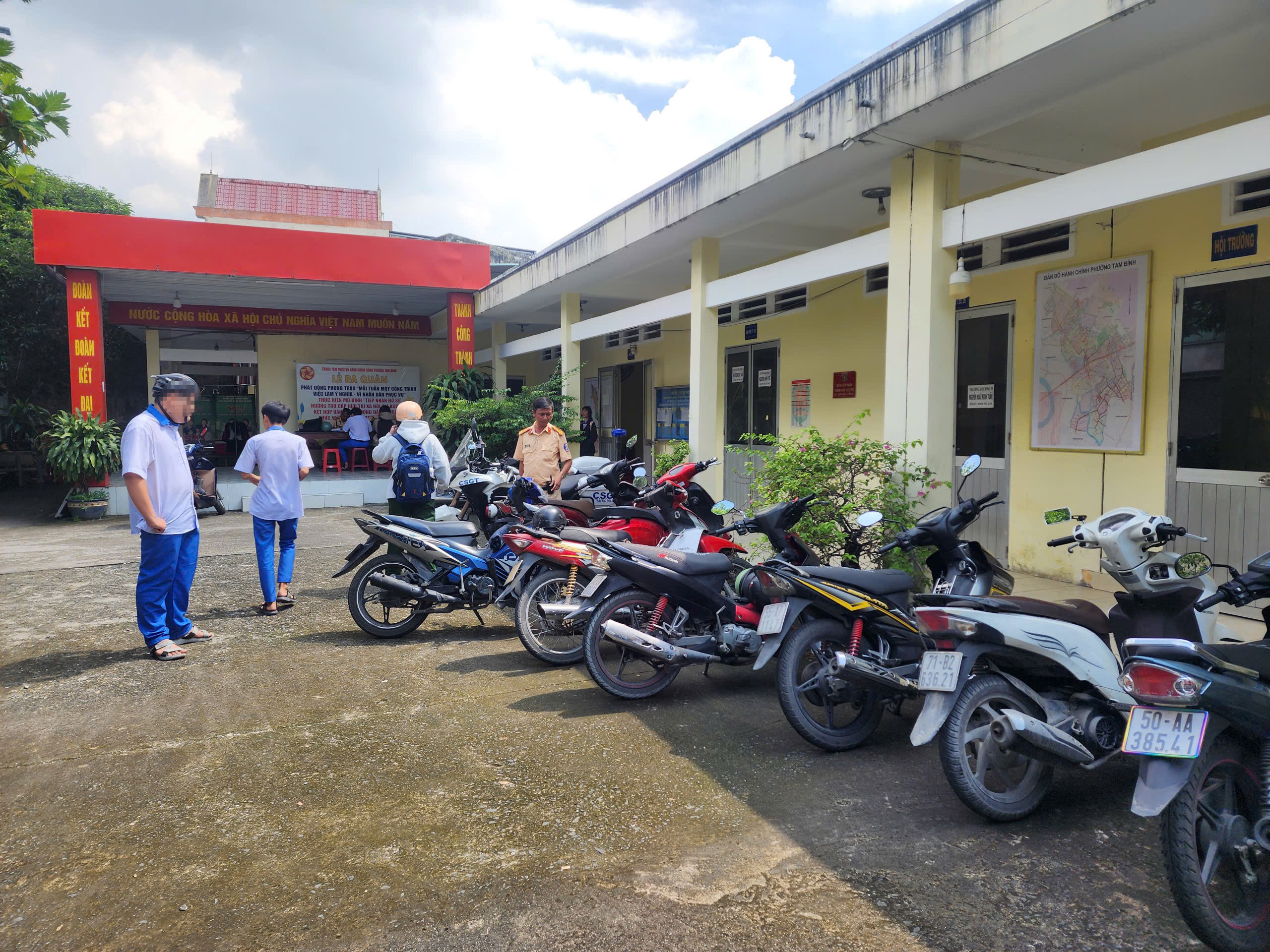 CSGT TP.HCM bất ngờ kiểm tra bãi xe trường học, nhiều học sinh, phụ huynh bị phạt - Ảnh 5.