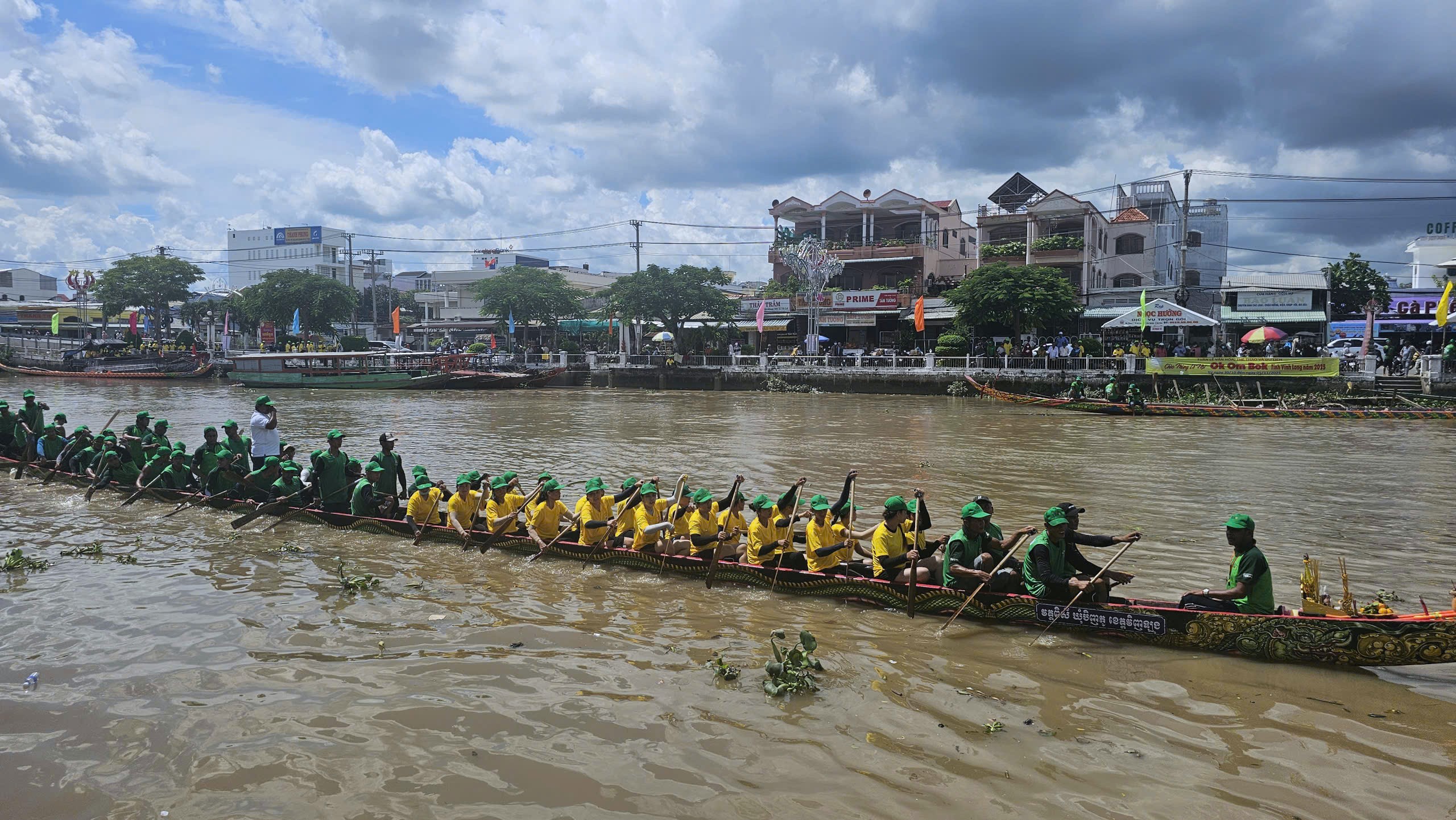 نمای نزدیک از تیمهای مسابقه قایقرانی Ngo که در جشنواره Ooc Om Boc در وین لونگ رقابت میکنند - عکس ۸. Cận cảnh các đội đua ghe ngo tranh tài tại lễ hội Ooc Om Boc Vĩnh Long- Ảnh 8.