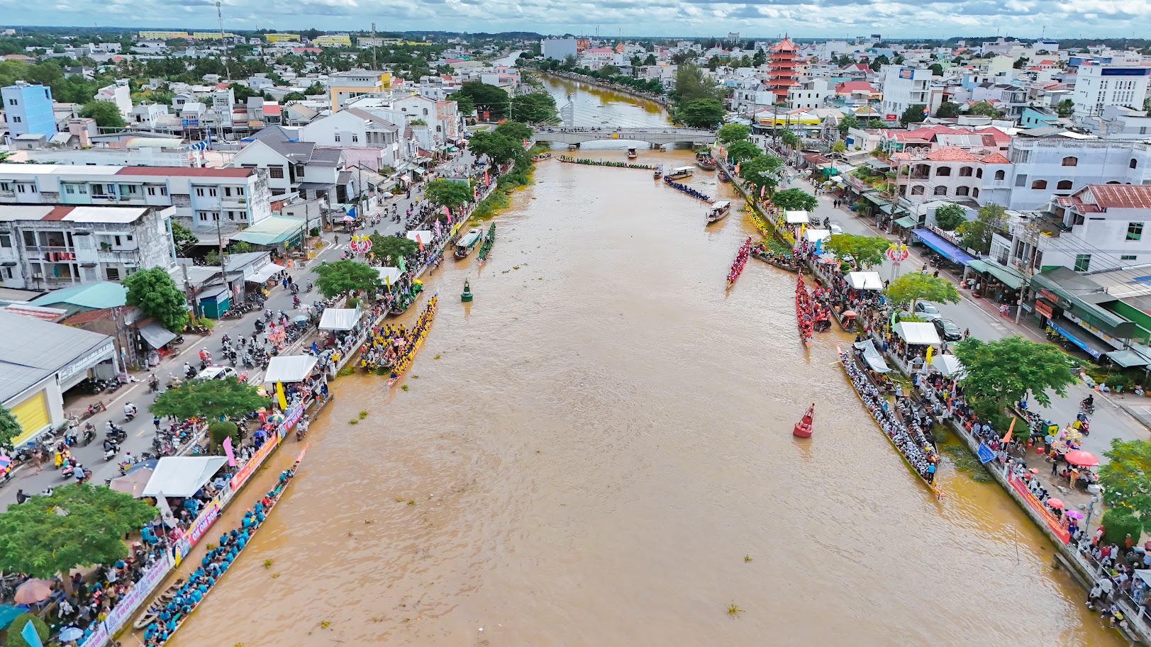 نمای نزدیک از تیمهای مسابقه قایقرانی Ngo که در جشنواره Ooc Om Boc در وین لونگ رقابت میکنند - عکس ۱. Cận cảnh các đội đua ghe ngo tranh tài tại lễ hội Ooc Om Boc Vĩnh Long- Ảnh 1.