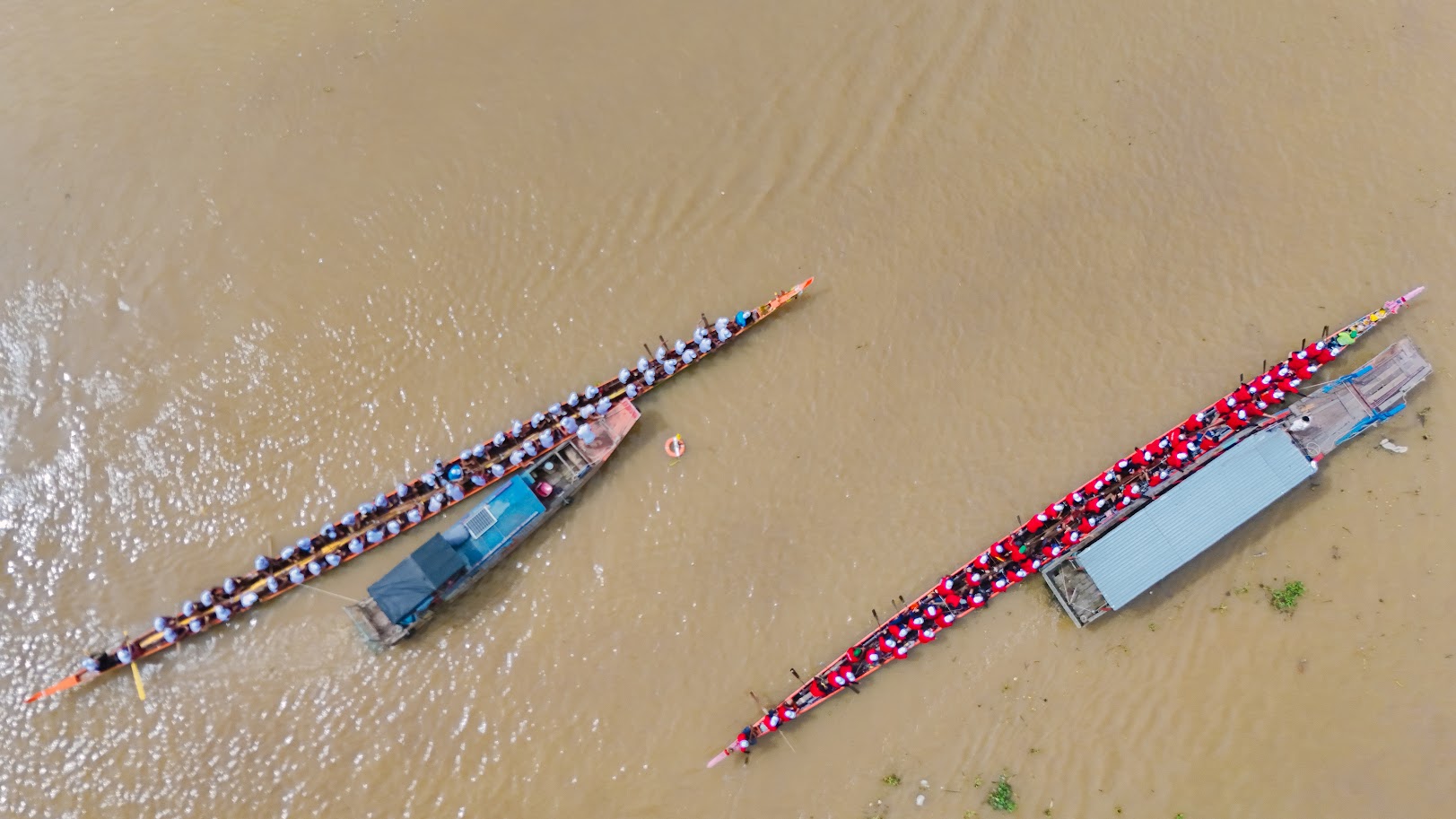 نمای نزدیک از تیمهای مسابقه قایقرانی Ngo که در جشنواره Ooc Om Boc در وین لونگ رقابت میکنند - عکس ۲. Cận cảnh các đội đua ghe ngo tranh tài tại lễ hội Ooc Om Boc Vĩnh Long- Ảnh 2.