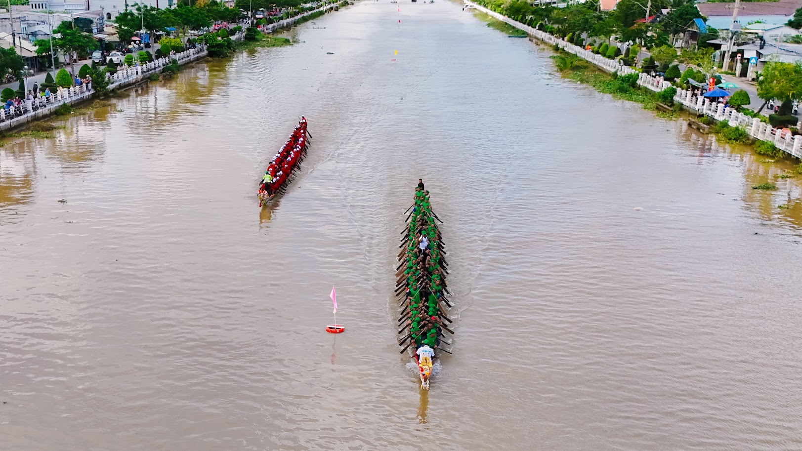 نمای نزدیک از تیمهای مسابقه قایقرانی Ngo که در جشنواره Ooc Om Boc در وین لونگ رقابت میکنند - عکس ۹. Cận cảnh các đội đua ghe ngo tranh tài tại lễ hội Ooc Om Boc Vĩnh Long- Ảnh 9.